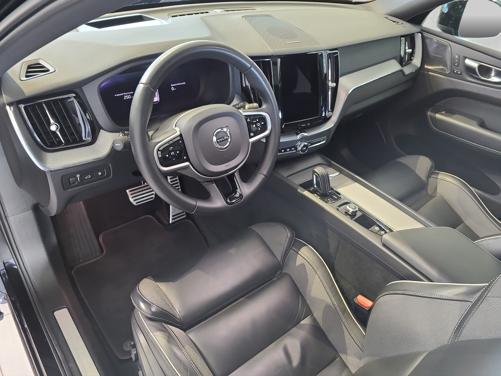 VOLVO XC60 2.0 T8 TE R-Design eAWD-image-13