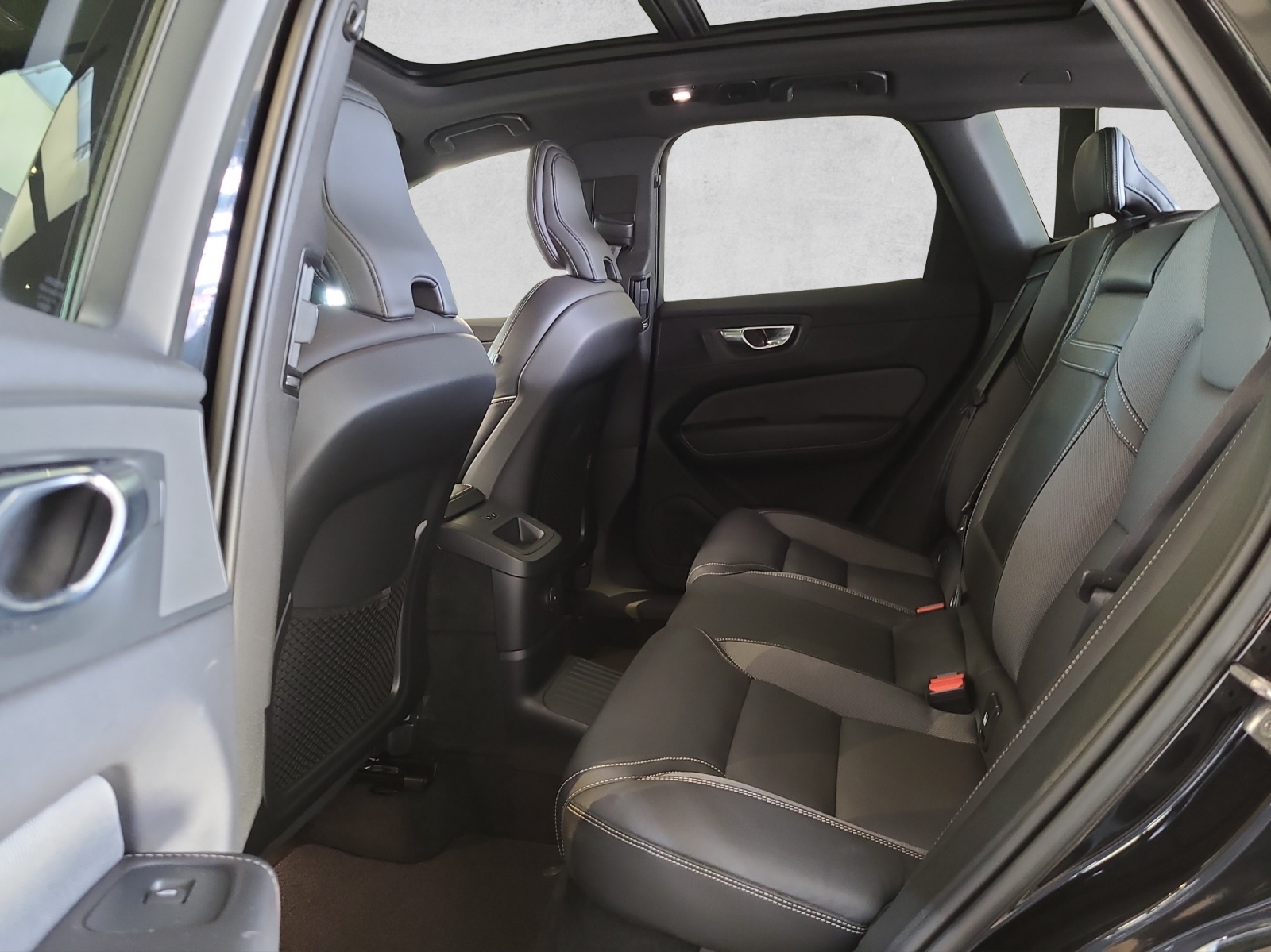 VOLVO XC60 2.0 T8 TE R-Design eAWD-showroom-element-2
