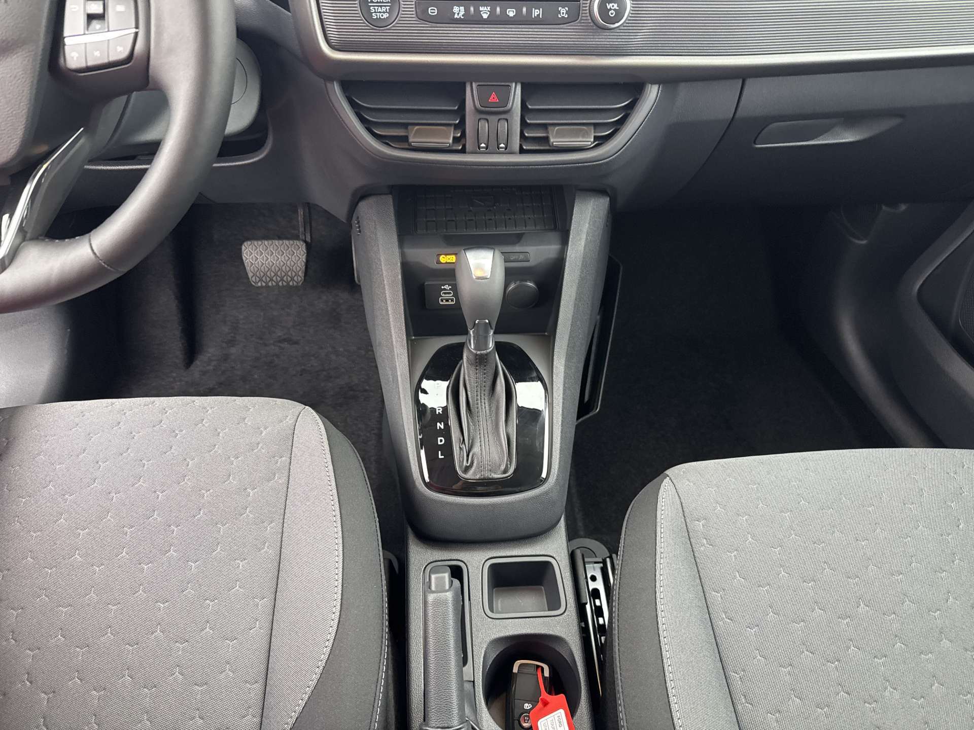 FORD Tourneo Courier 1.0 EcoBoost Titanium Automat-image-11
