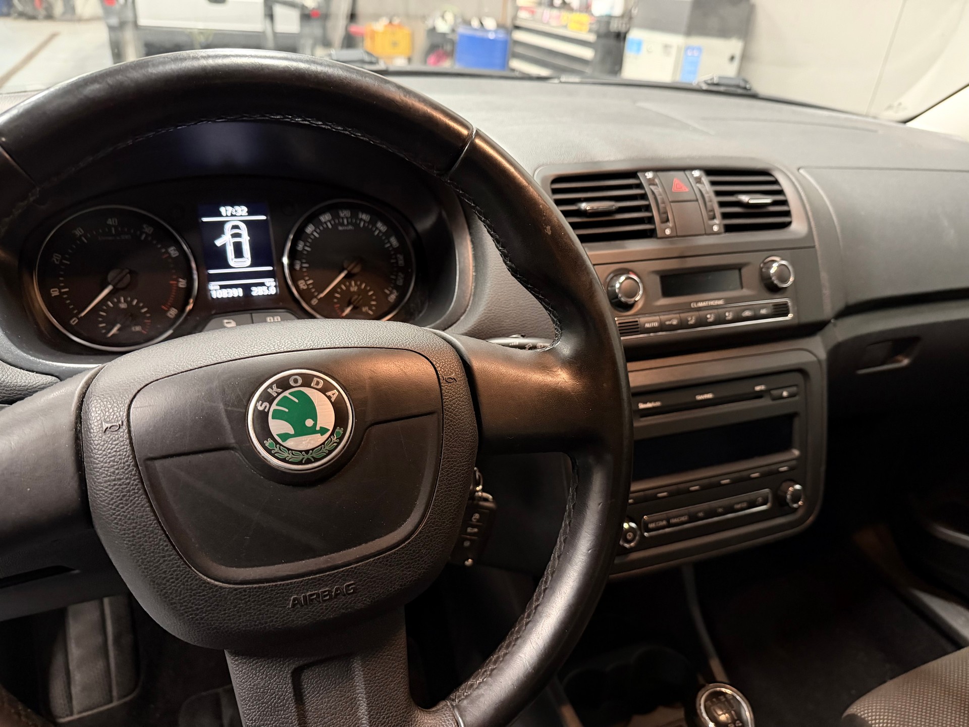SKODA Fabia 1.2 TSI Ambition-image-9
