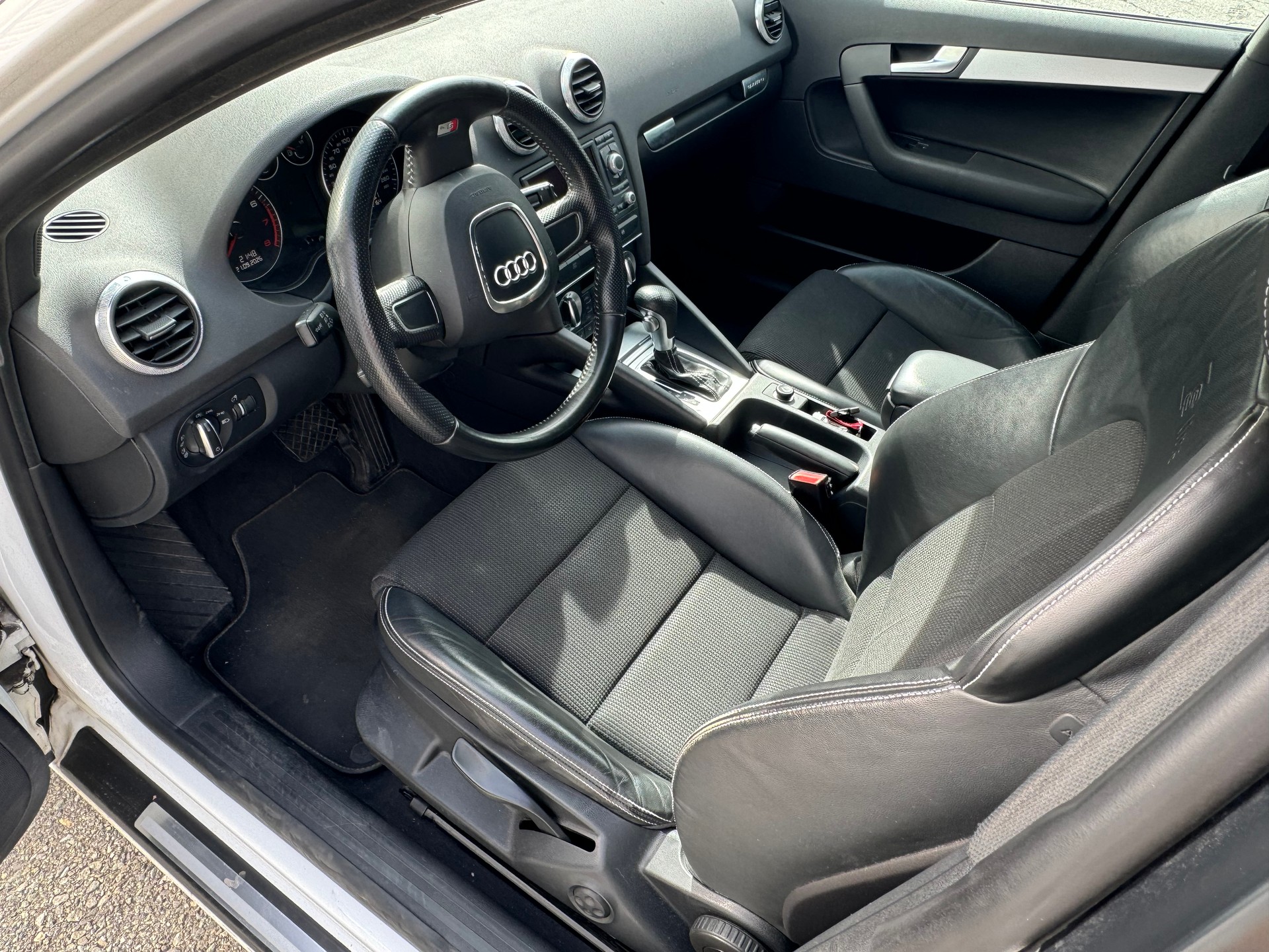 AUDI A3 Sportback 2.0 TFSI Ambition quattro S-tronic-image-3