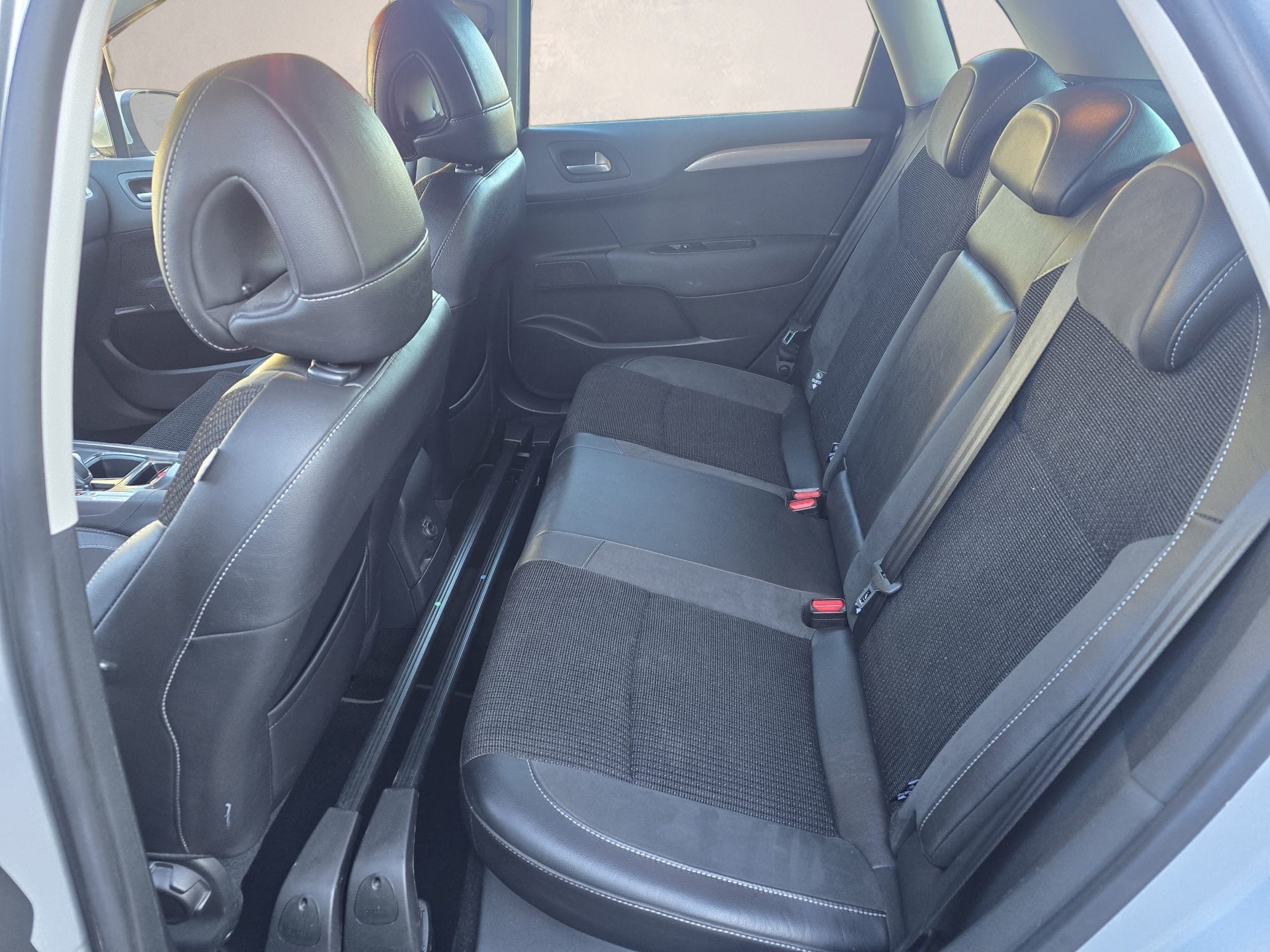 CITROEN C4 Berline 1.6 e-HDi Exclusive EGS6-image-15