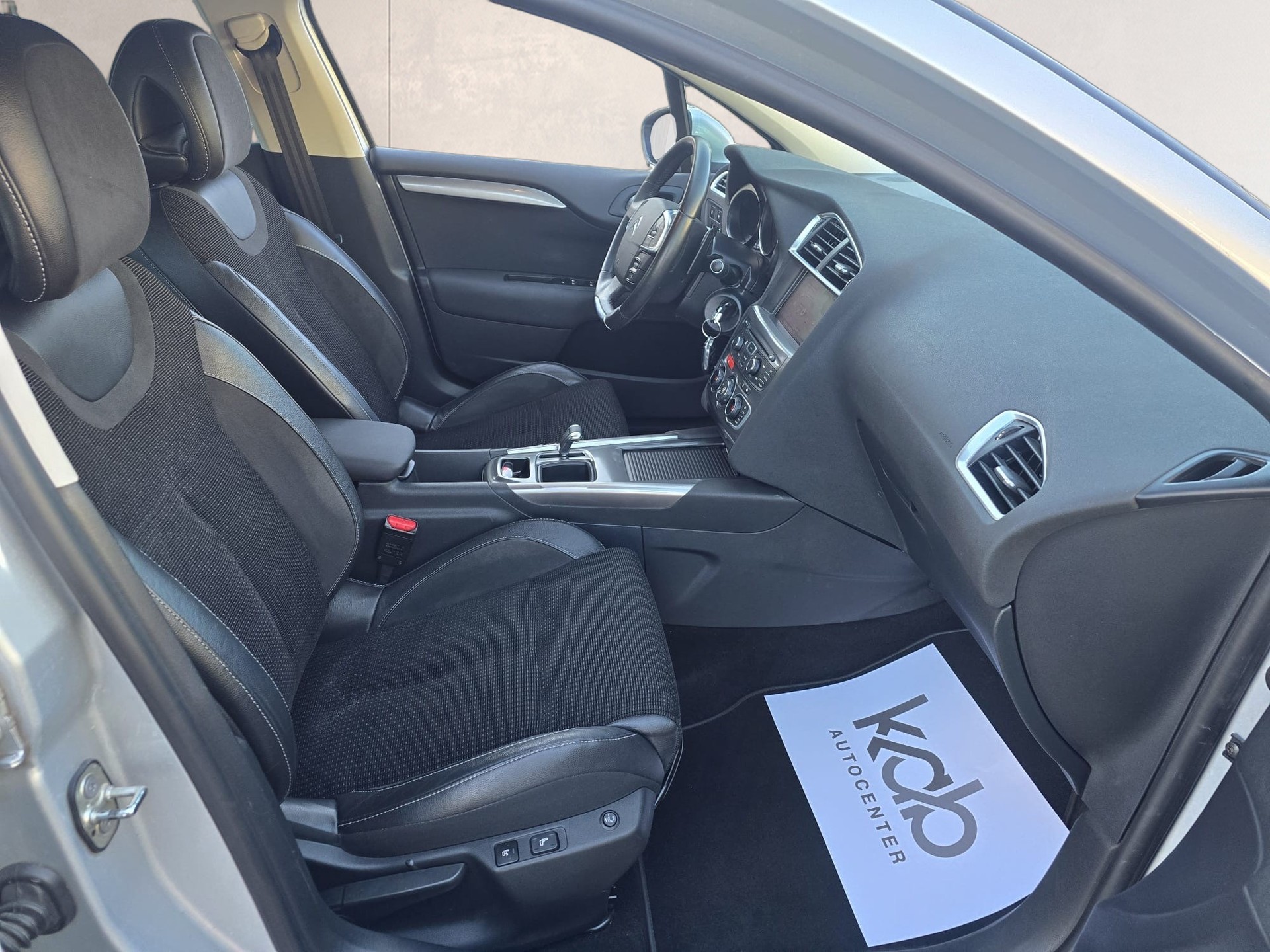 CITROEN C4 Berline 1.6 e-HDi Exclusive EGS6-image-14