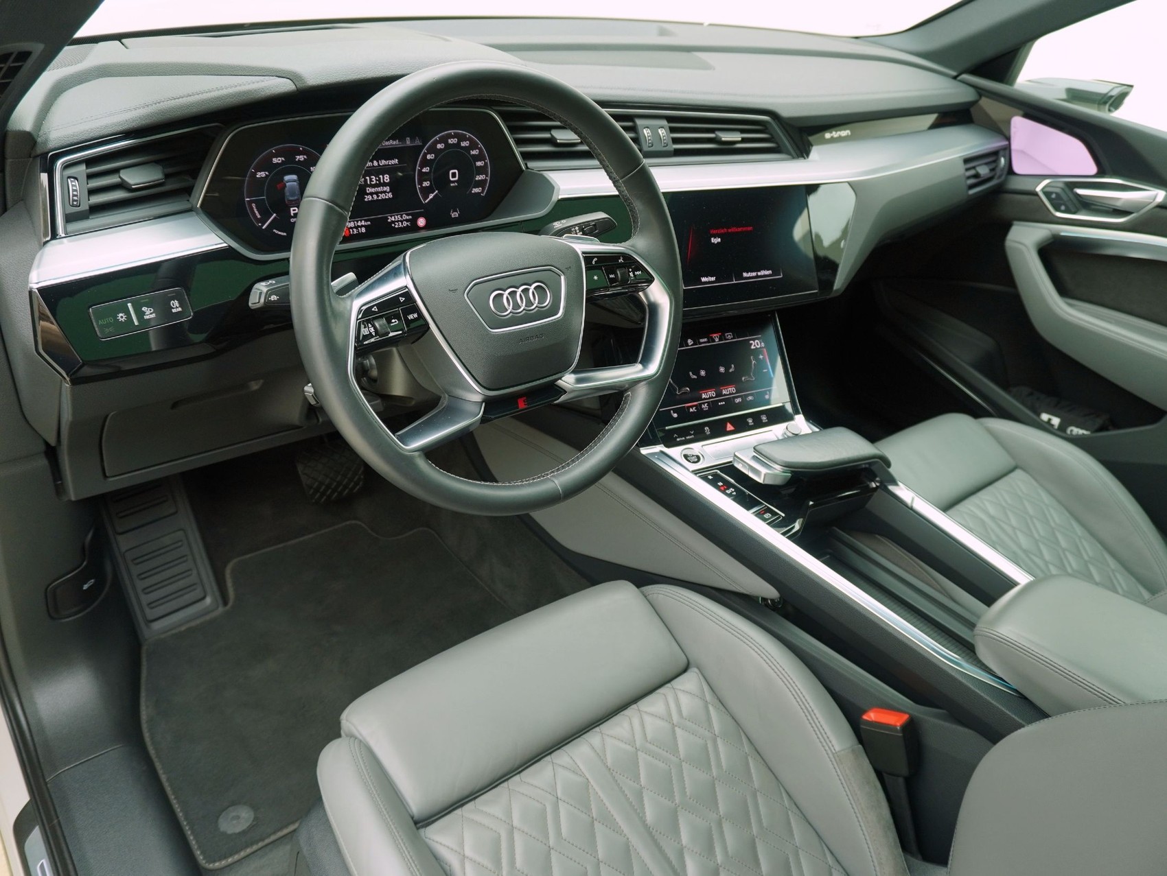 AUDI e-tron Sportback 55 S Line quattro-image-10