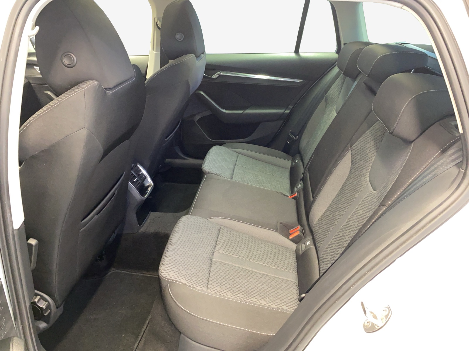 SKODA Octavia Combi 2.0 TSI Style DSG 4x4-image-11