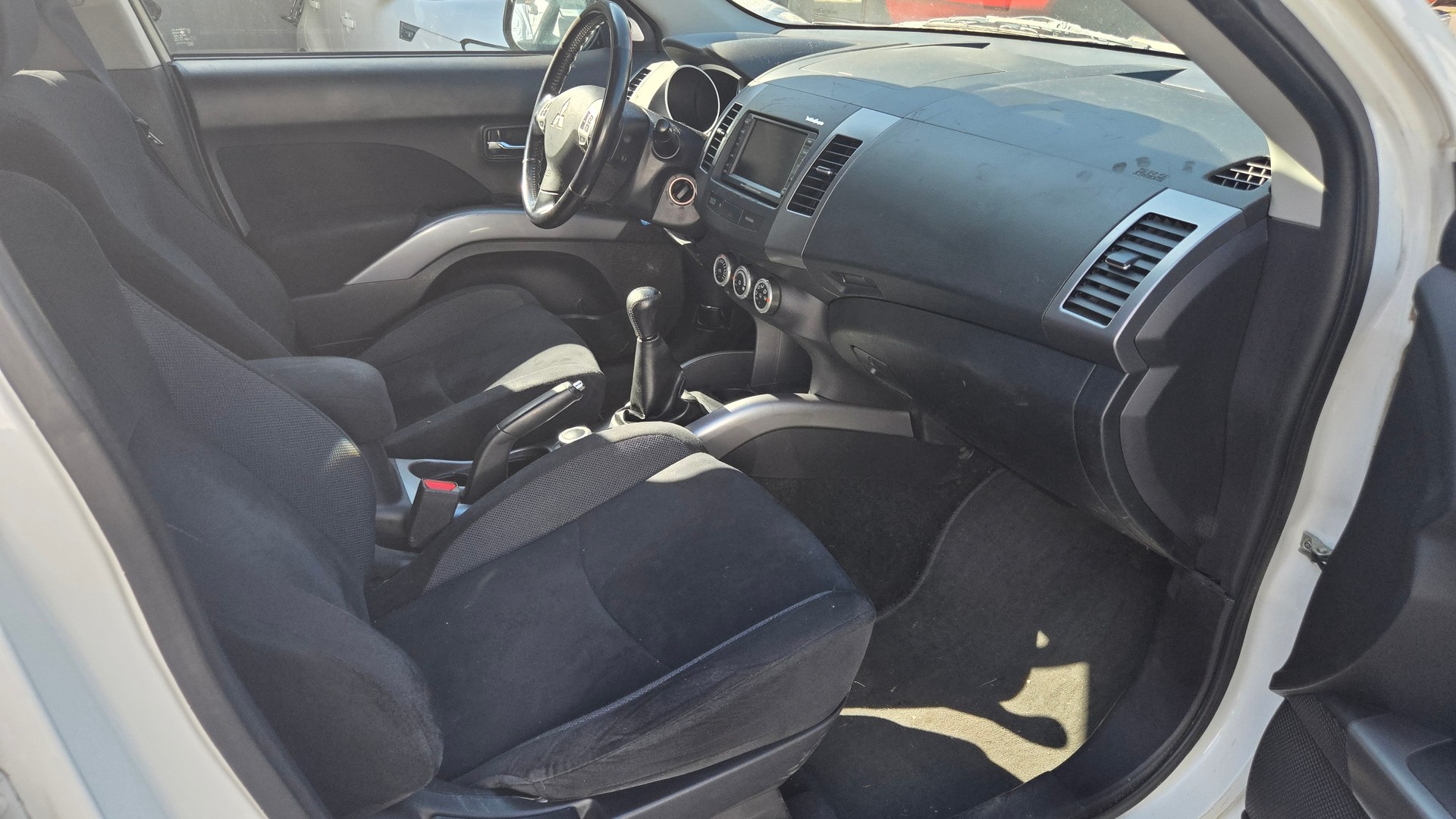 MITSUBISHI Outlander 2.4 Intense 4WD-image-14