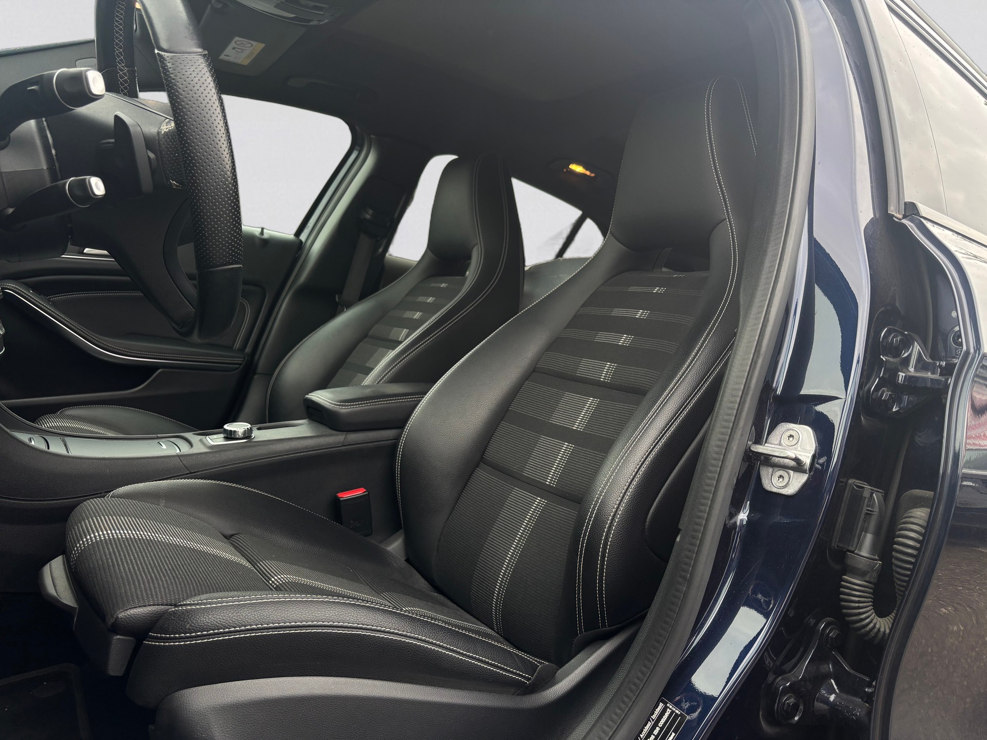 MERCEDES-BENZ E 200 Coupé AMG Line 4 Matic 9G-Tronic-image-8