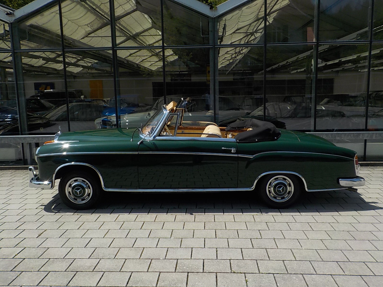 MERCEDES-BENZ 220 S Ponton Cabriolet-showroom-element-3