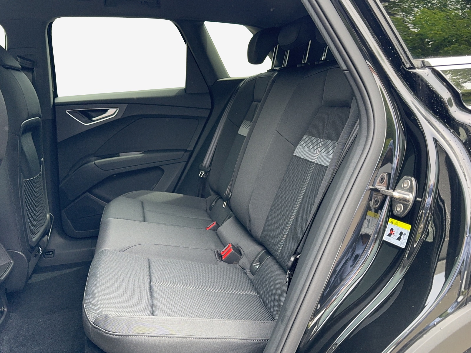 AUDI Q4 e-tron 45 quattro-image-8