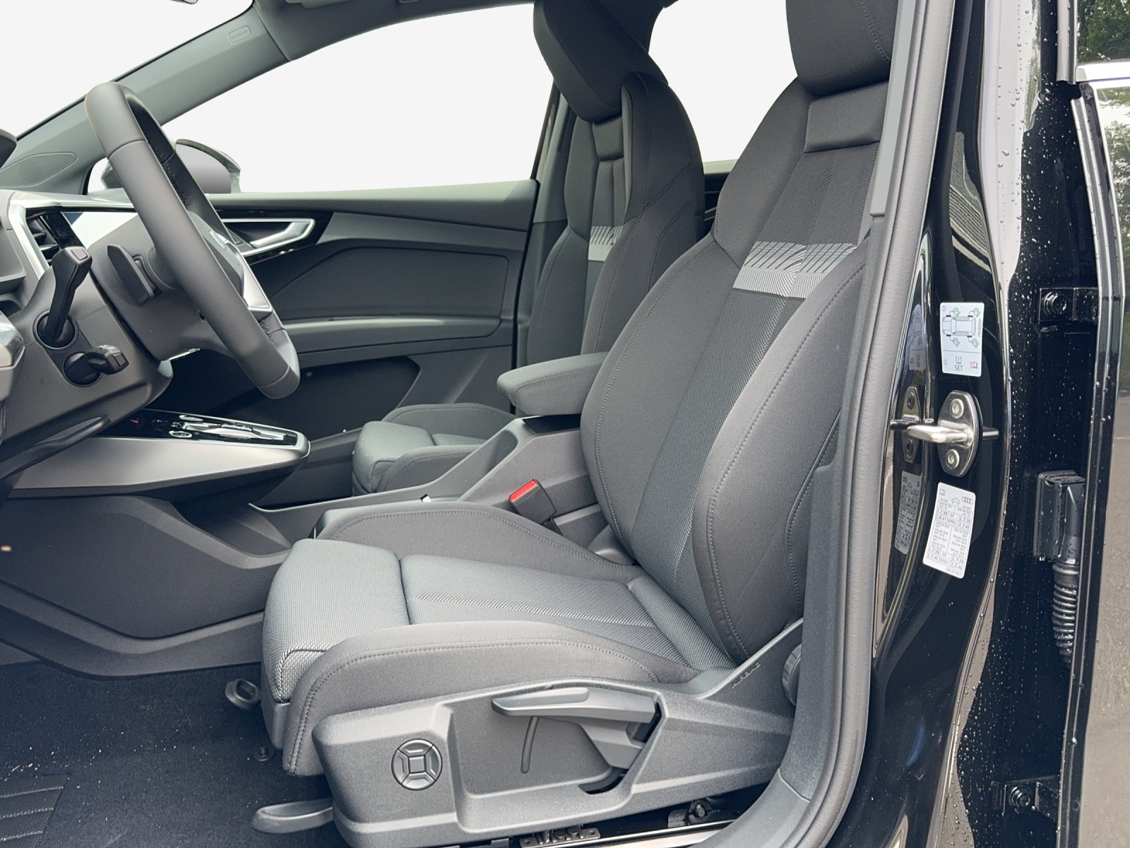 AUDI Q4 e-tron 45 quattro-image-6