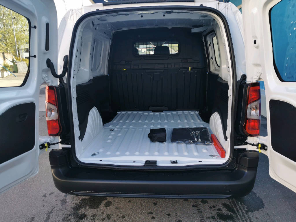 TOYOTA PROACE CITY Van L1 1.2 Active-image-4