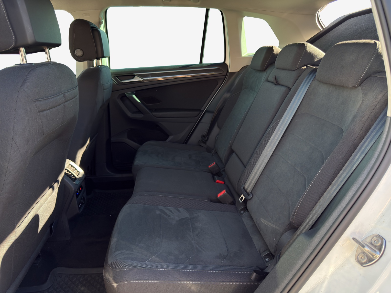 VW Tiguan 2.0 TDI SCR Elegance 4Motion DSG-image-11
