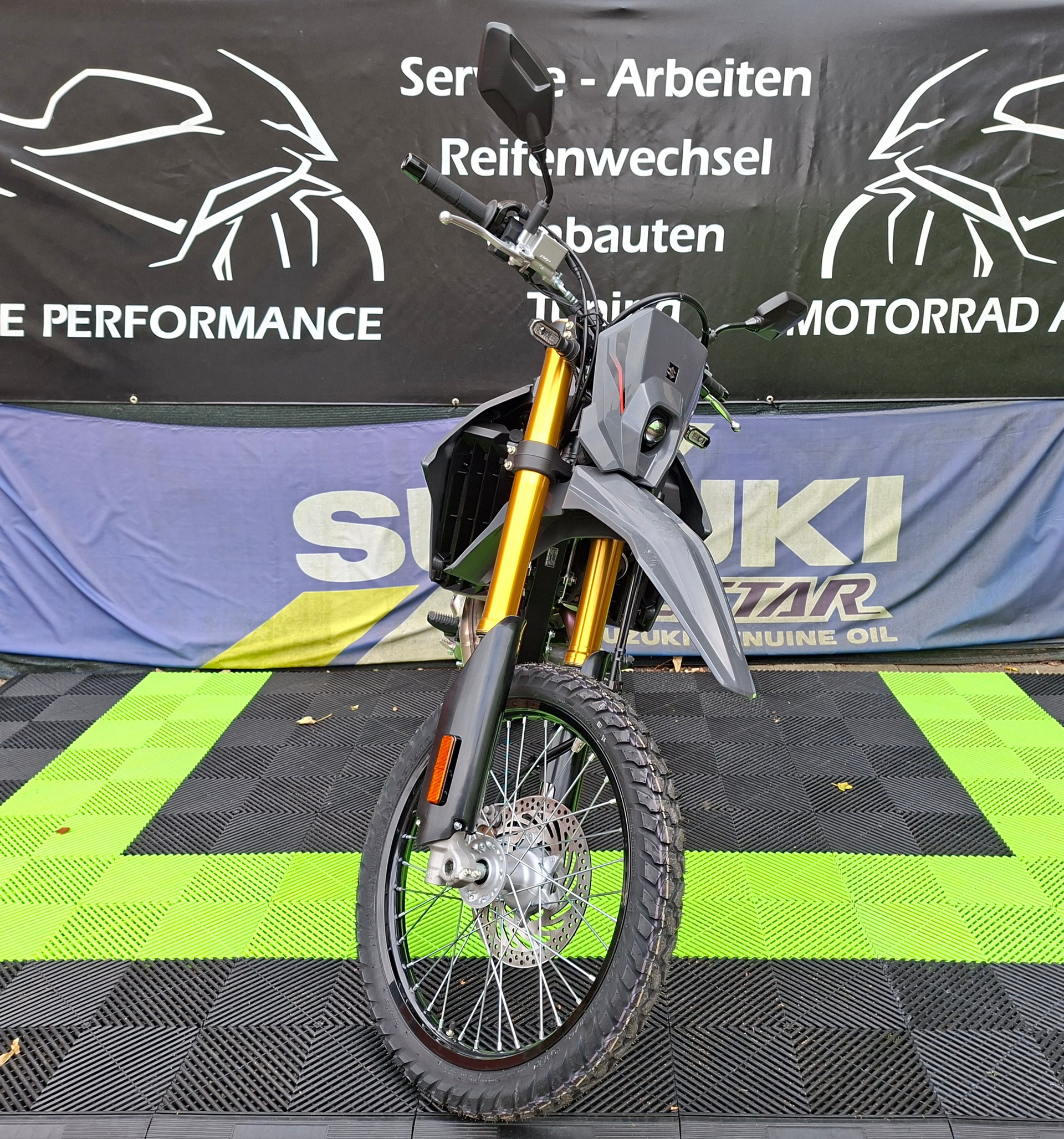 SUZUKI DRZ-4S-showroom-element-3
