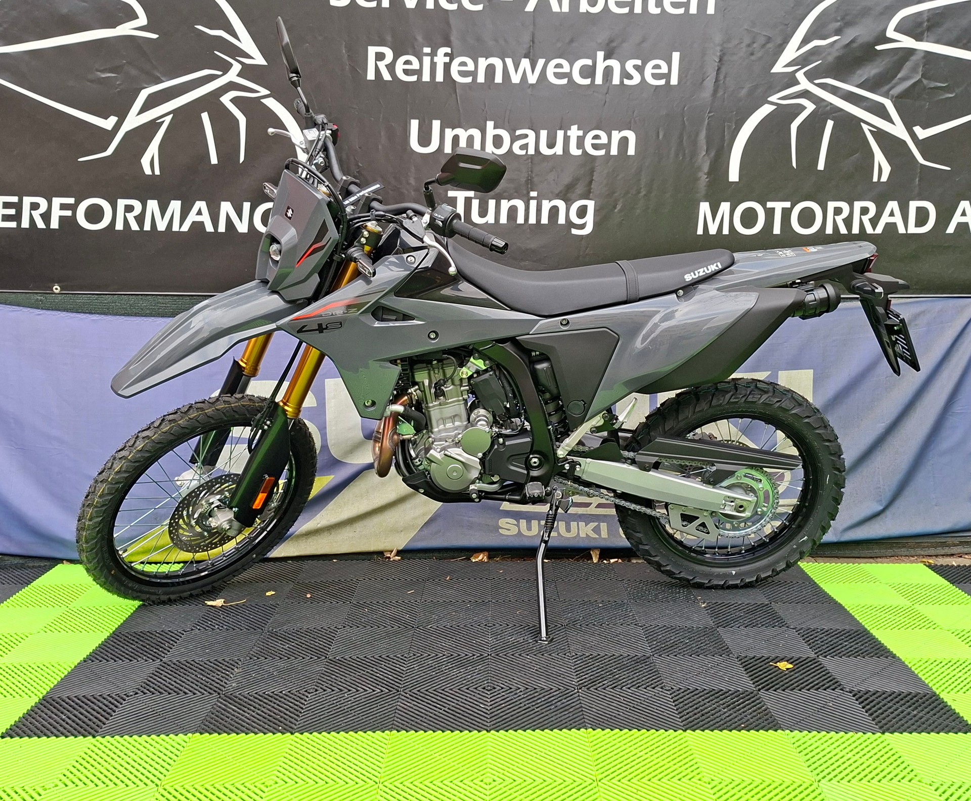 SUZUKI DRZ-4S-showroom-element-1