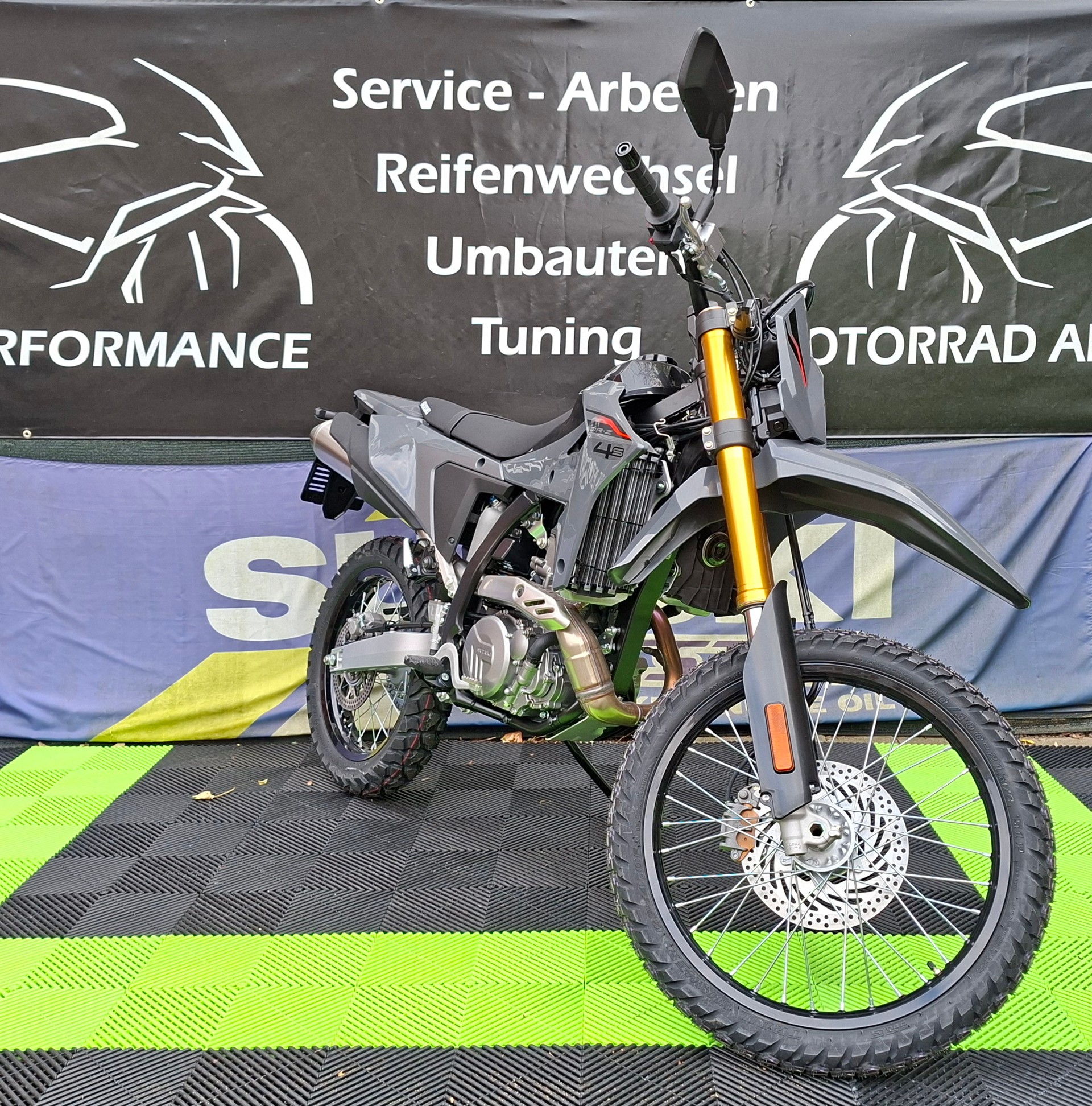 SUZUKI DRZ-4S-showroom-element-2