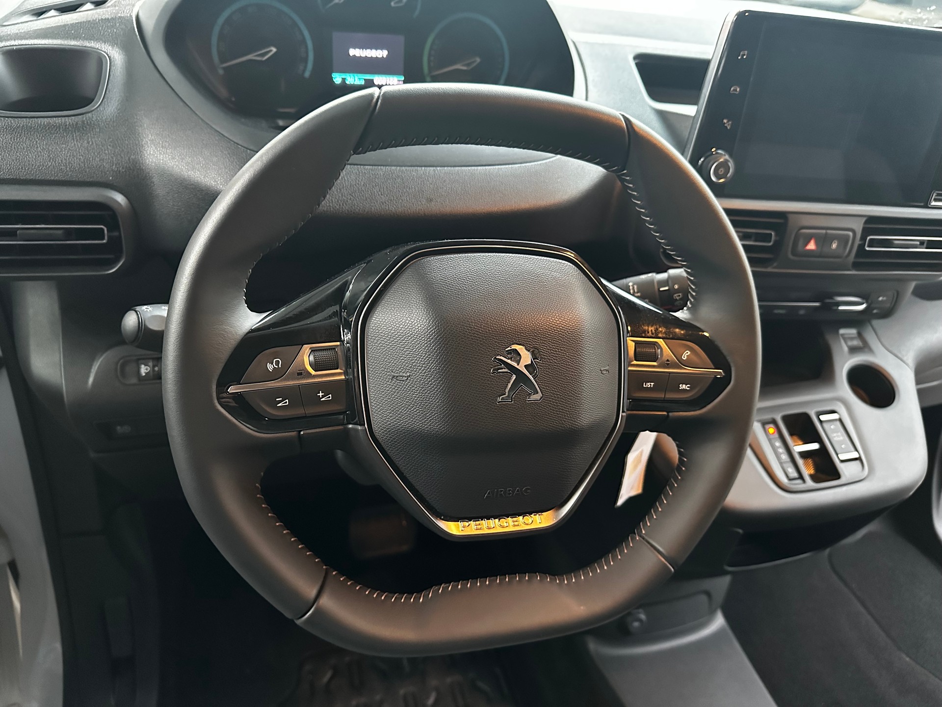 PEUGEOT e-Partner Long 50kWh Premium-image-5