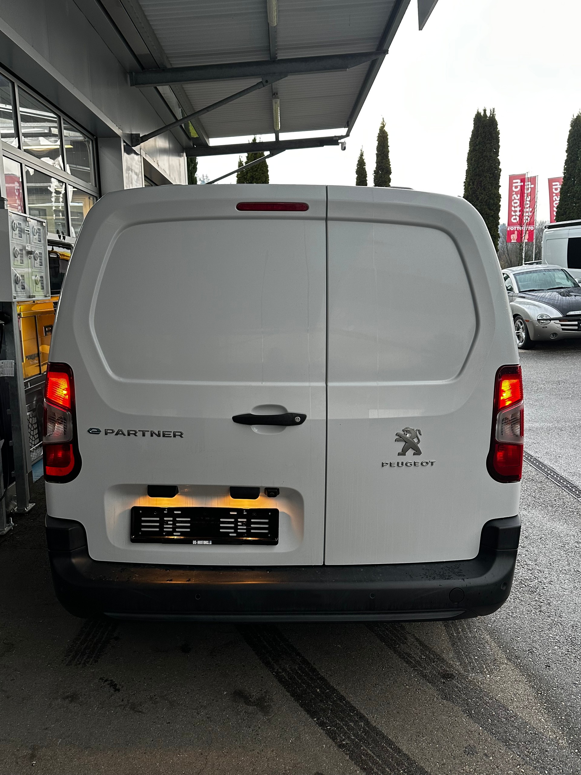 PEUGEOT e-Partner Long 50kWh Premium-image-6