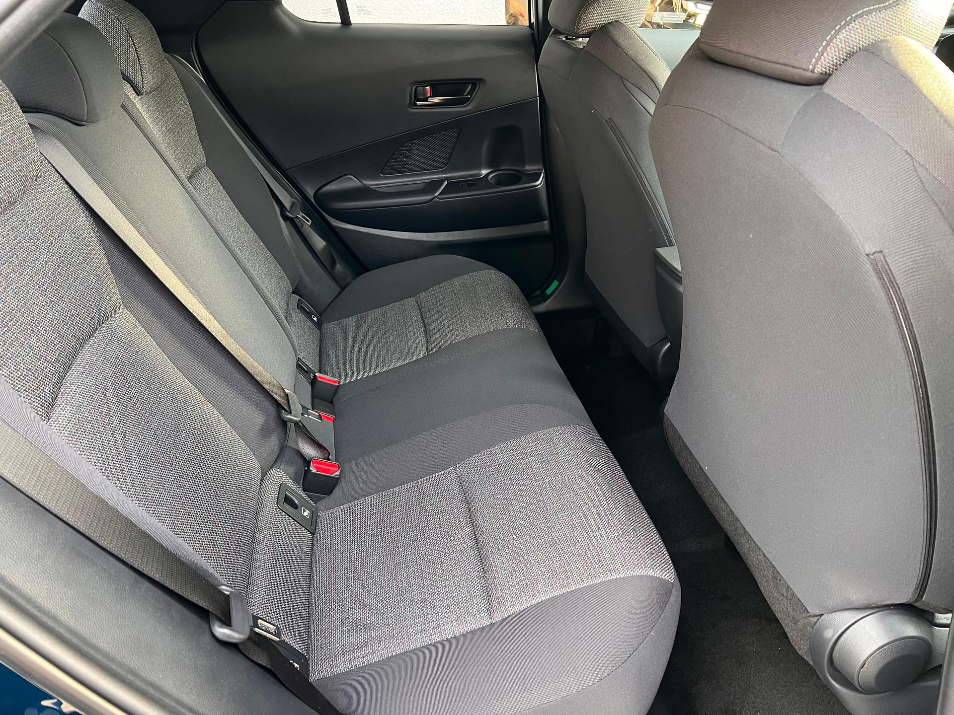 TOYOTA C-HR 2.0 HEV Swiss Edition 4x4-image-11