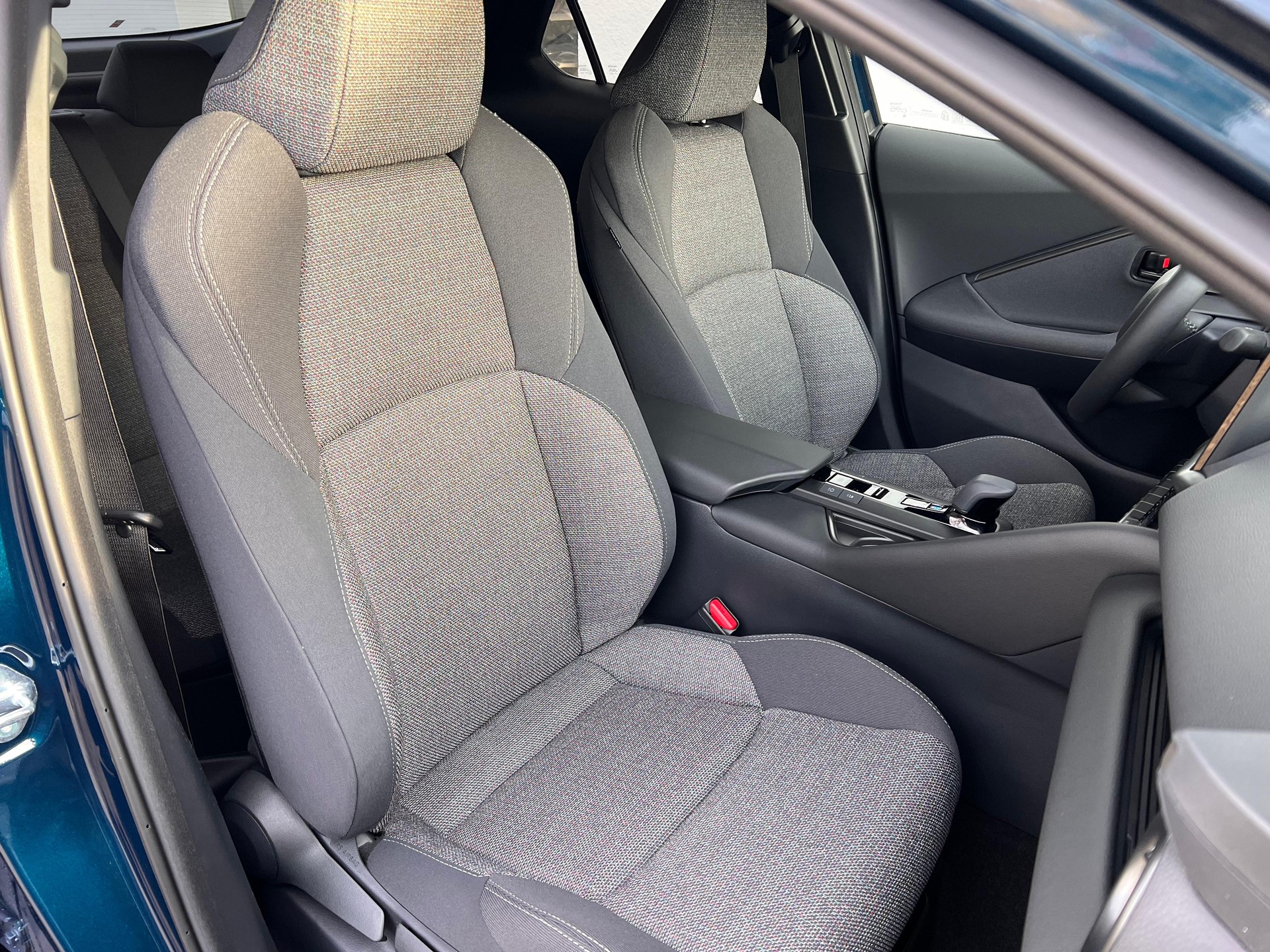 TOYOTA C-HR 2.0 HEV Swiss Edition 4x4-image-12