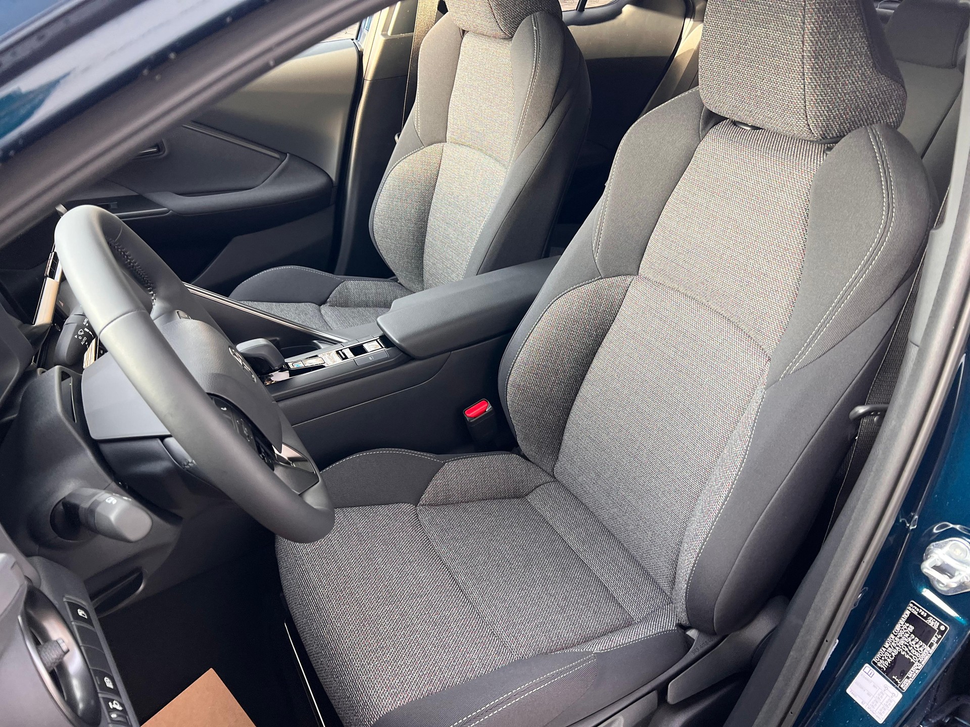 TOYOTA C-HR 2.0 HEV Swiss Edition 4x4-image-9