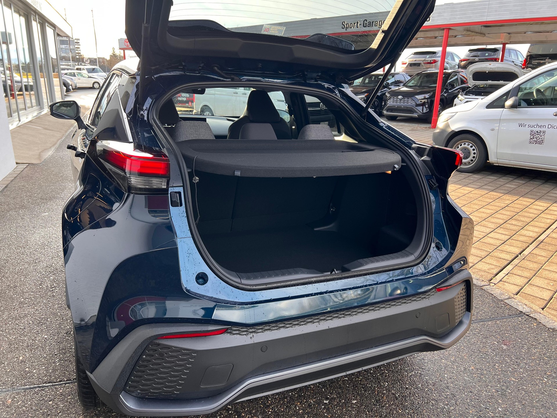 TOYOTA C-HR 2.0 HEV Swiss Edition 4x4-image-6
