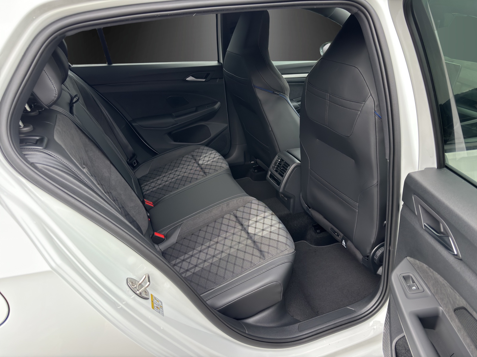 VW Golf 1.5 e TSI mHEV R-Line DSG-image-7