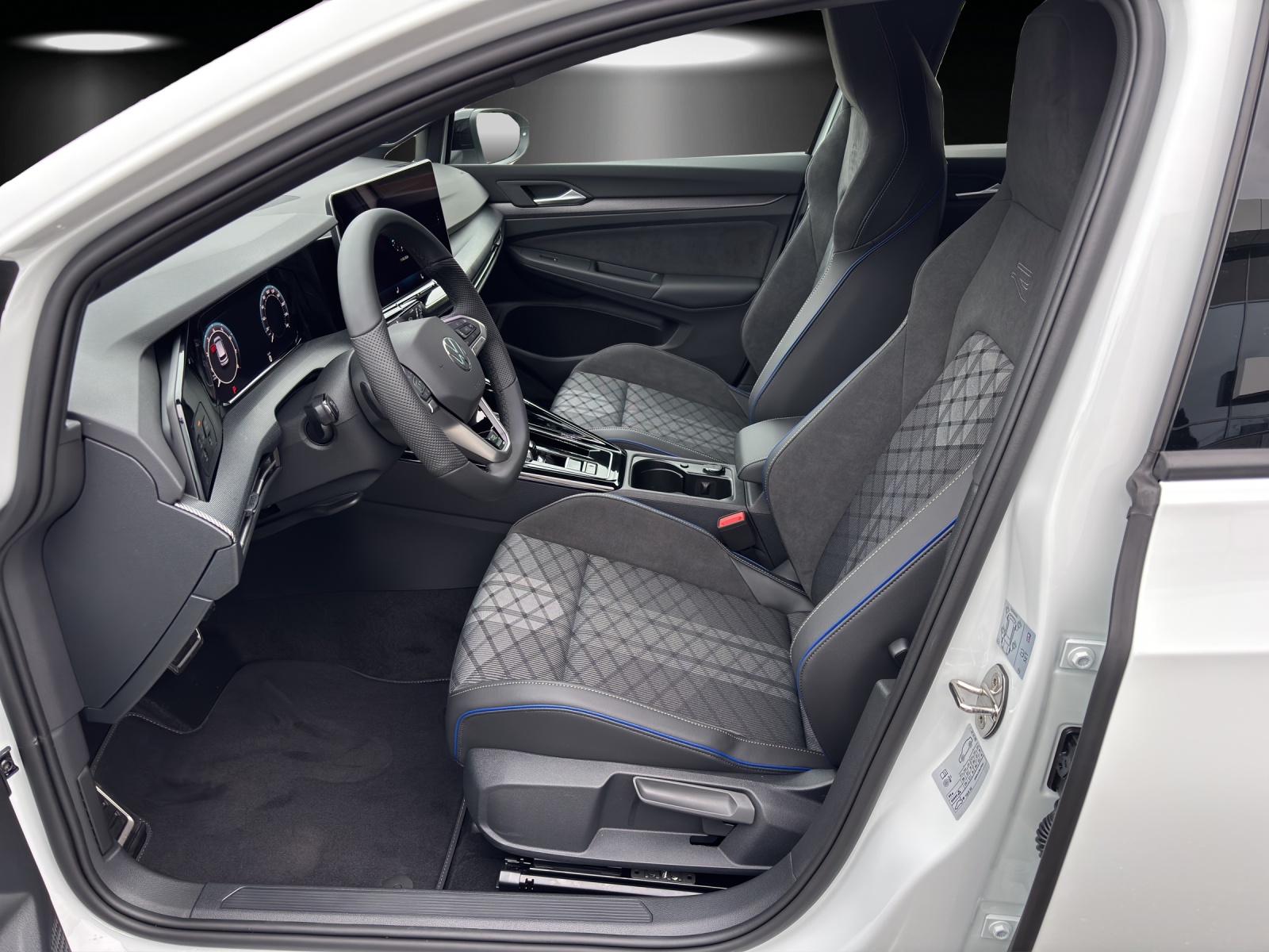 VW Golf 1.5 e TSI mHEV R-Line DSG-image-9