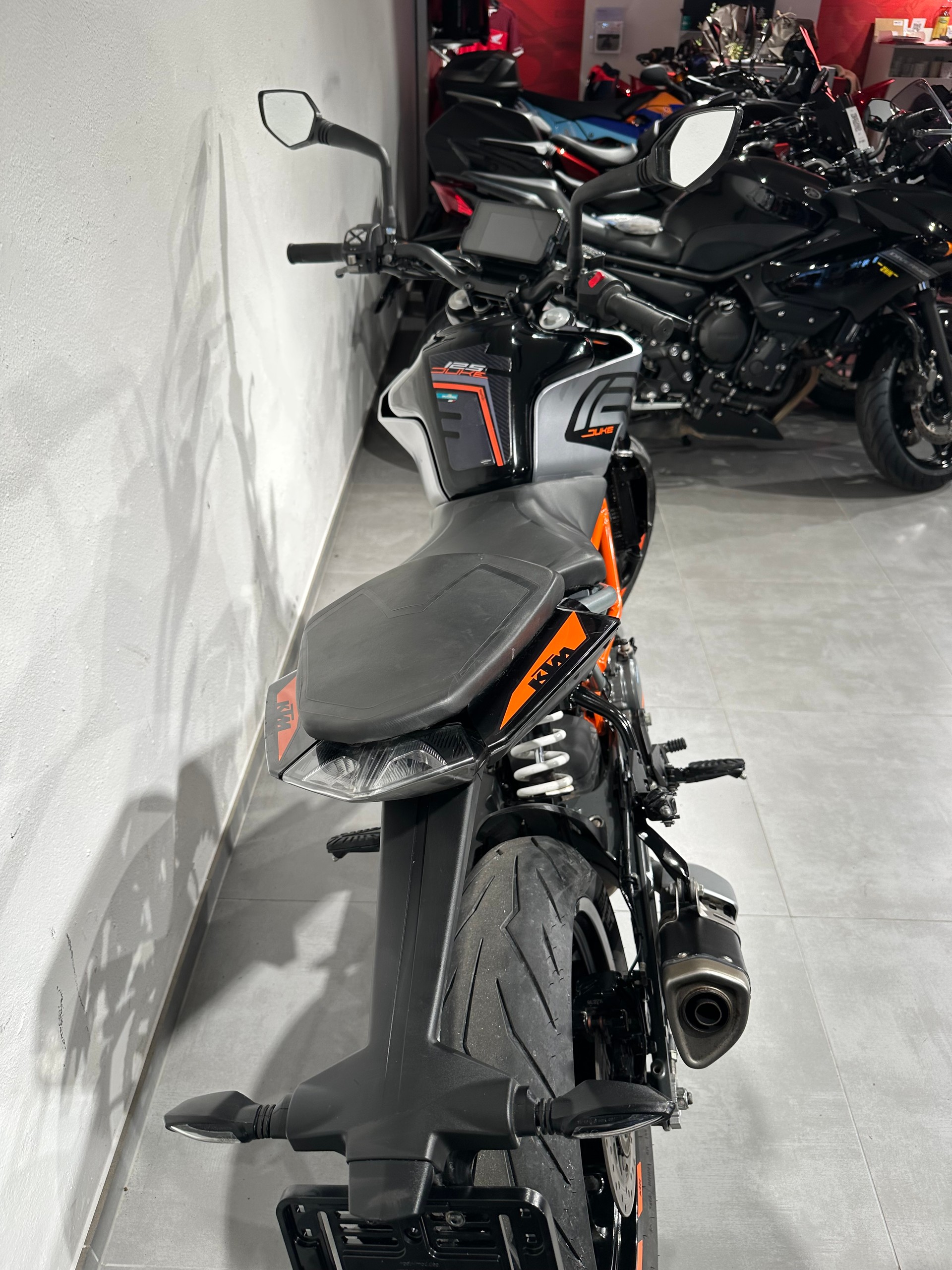 KTM 125 Duke-showroom-element-2