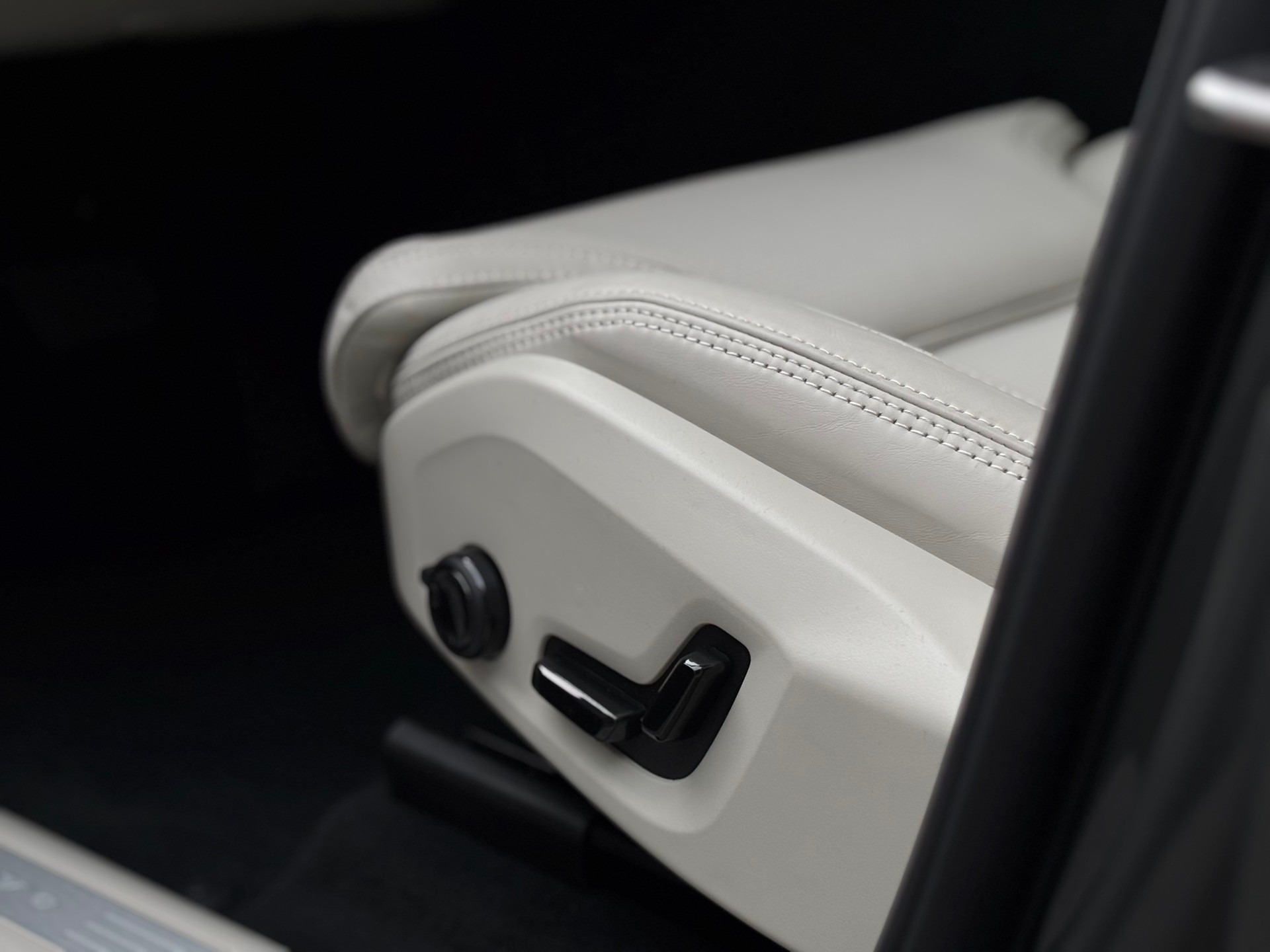 VOLVO XC60 2.0 T8 TE Ultra Dark eAWD-image-4