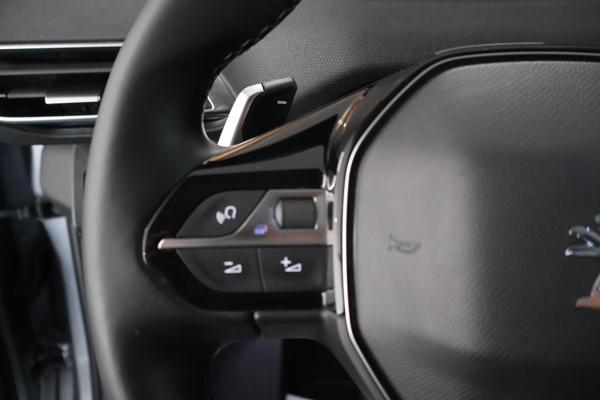 PEUGEOT 5008 1.2 Pure Tech Allure EAT8-image-18