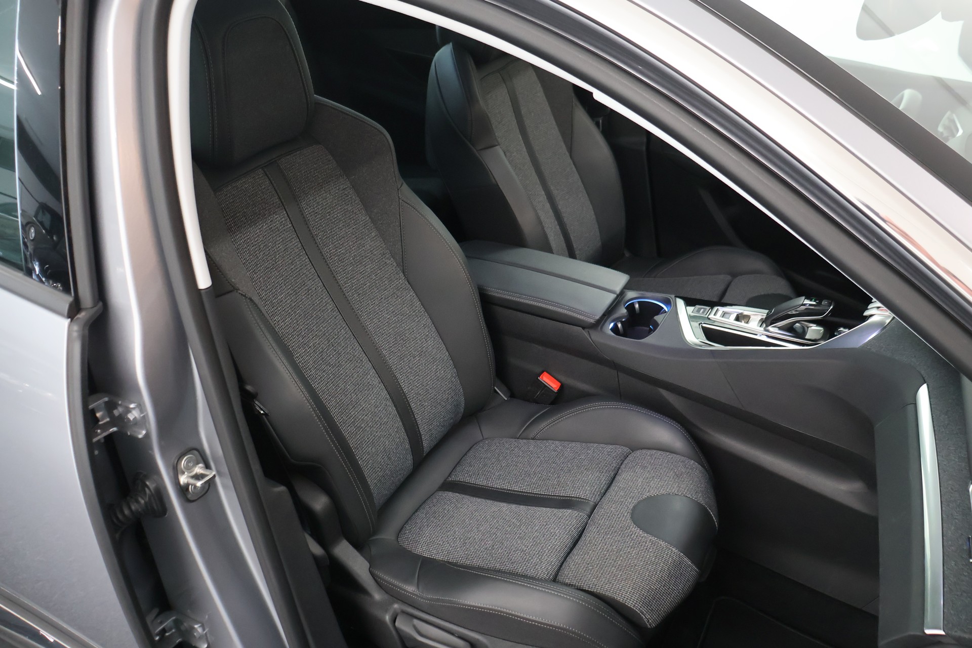 PEUGEOT 5008 1.2 Pure Tech Allure EAT8-image-14