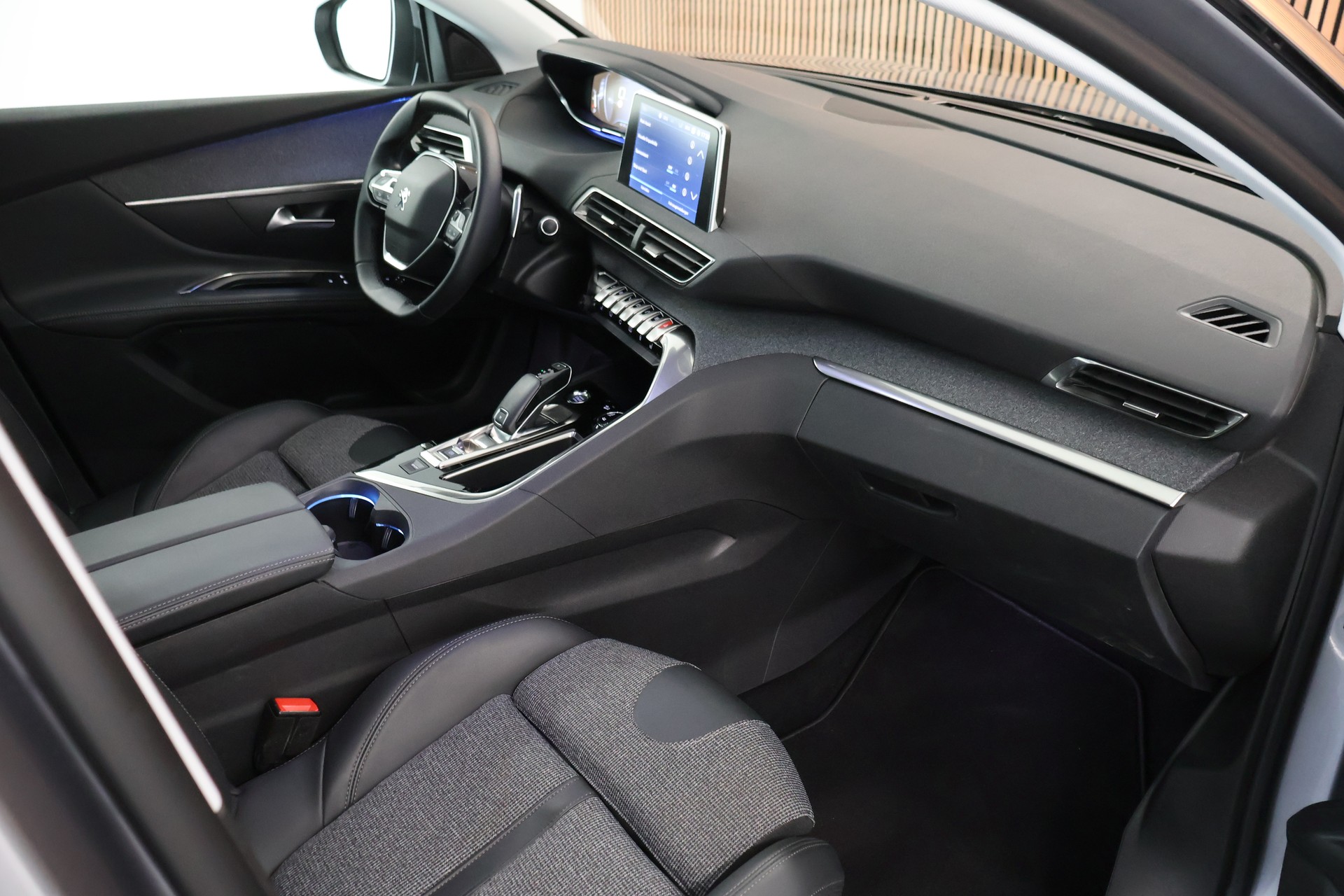 PEUGEOT 5008 1.2 Pure Tech Allure EAT8-image-13