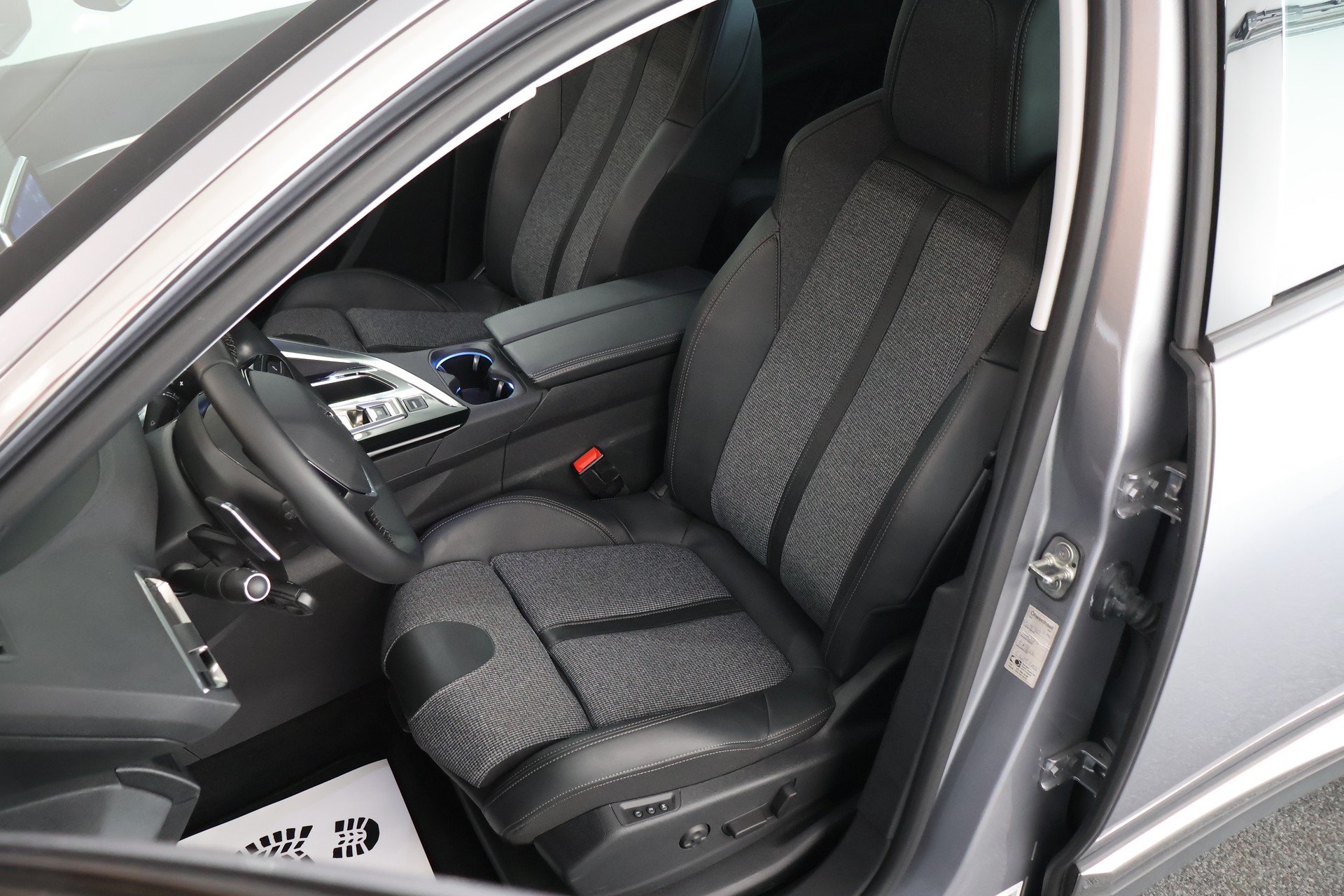 PEUGEOT 5008 1.2 Pure Tech Allure EAT8-image-10