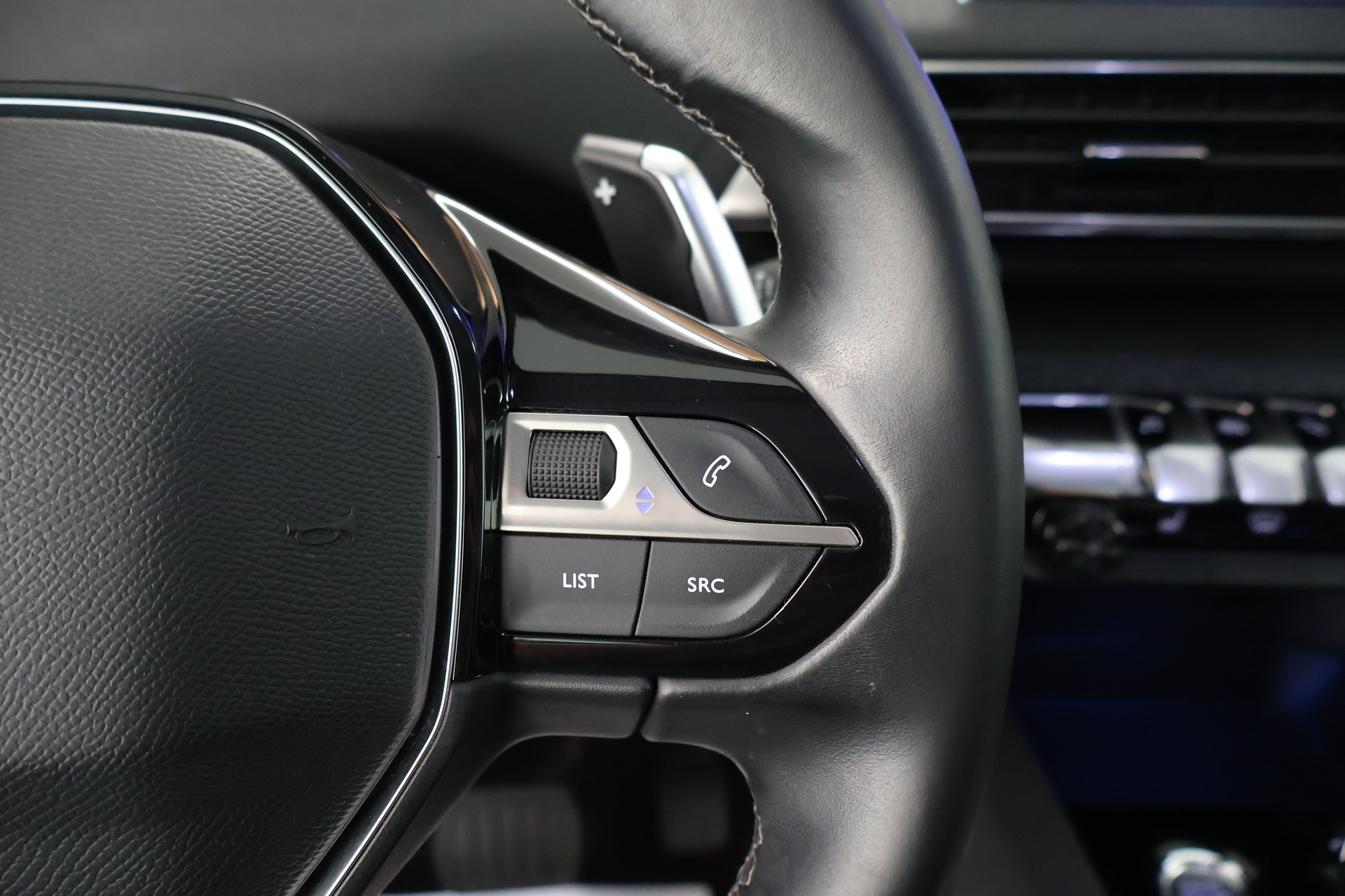 PEUGEOT 5008 1.2 Pure Tech Allure EAT8-image-19