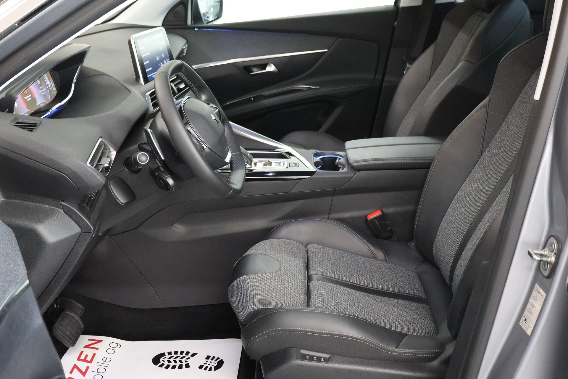PEUGEOT 5008 1.2 Pure Tech Allure EAT8-image-8