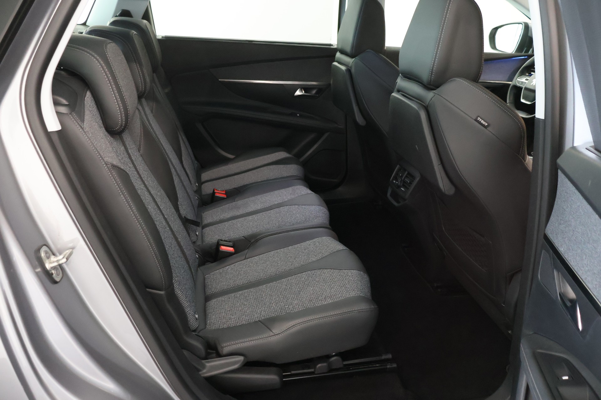 PEUGEOT 5008 1.2 Pure Tech Allure EAT8-image-12
