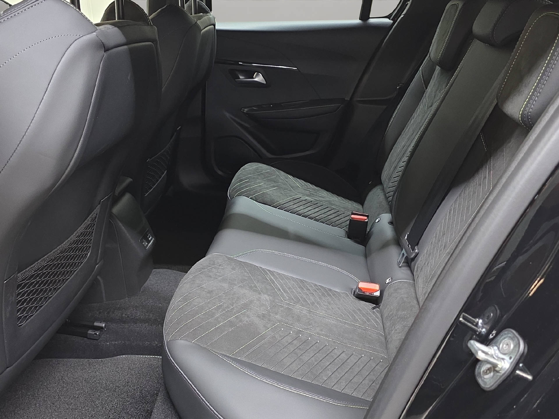 PEUGEOT 208 1.2 Hybrid 145 GT-image-9