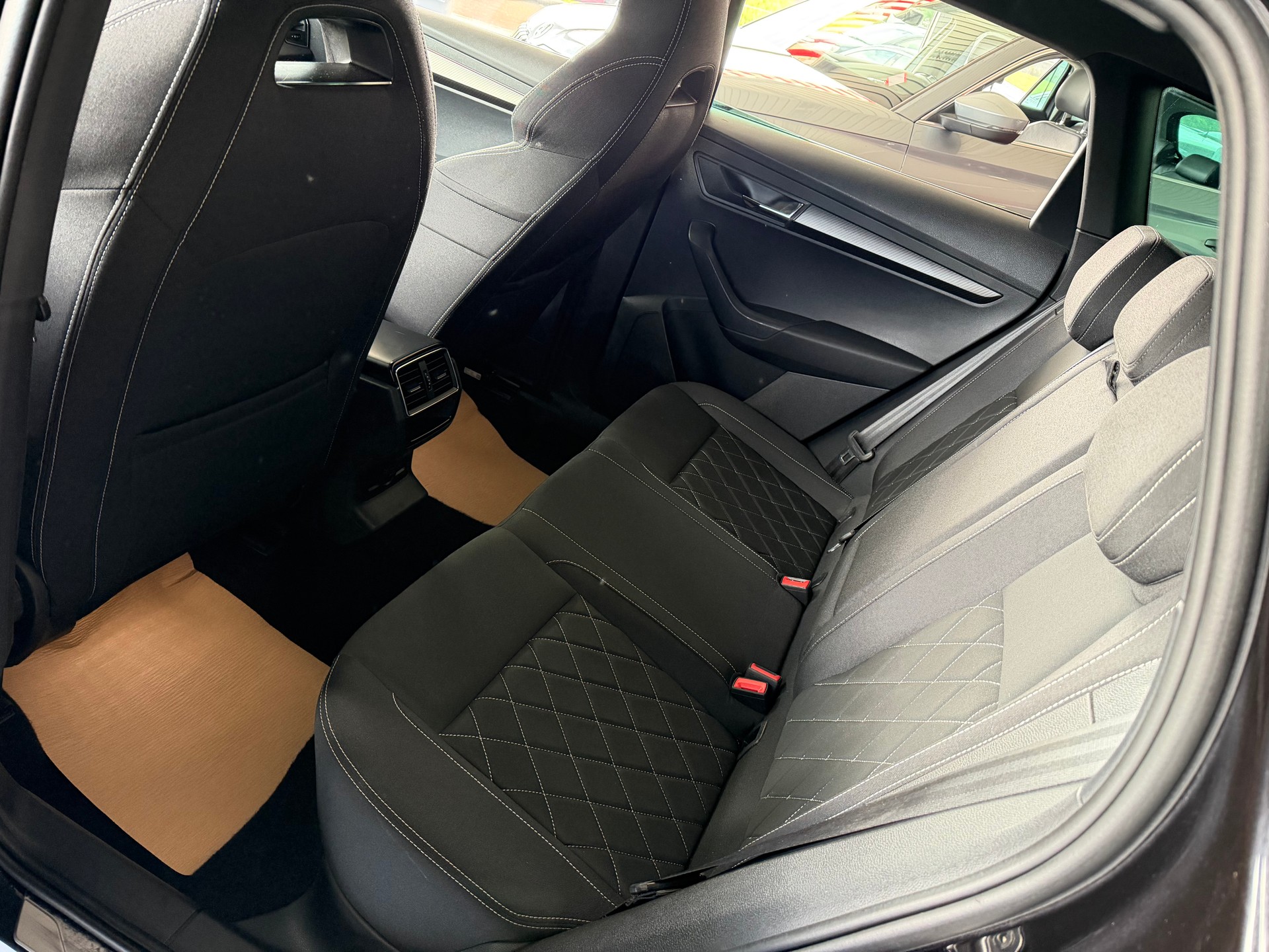 SKODA Karoq 2.0 TSI SportLine 4x4 DSG-image-8