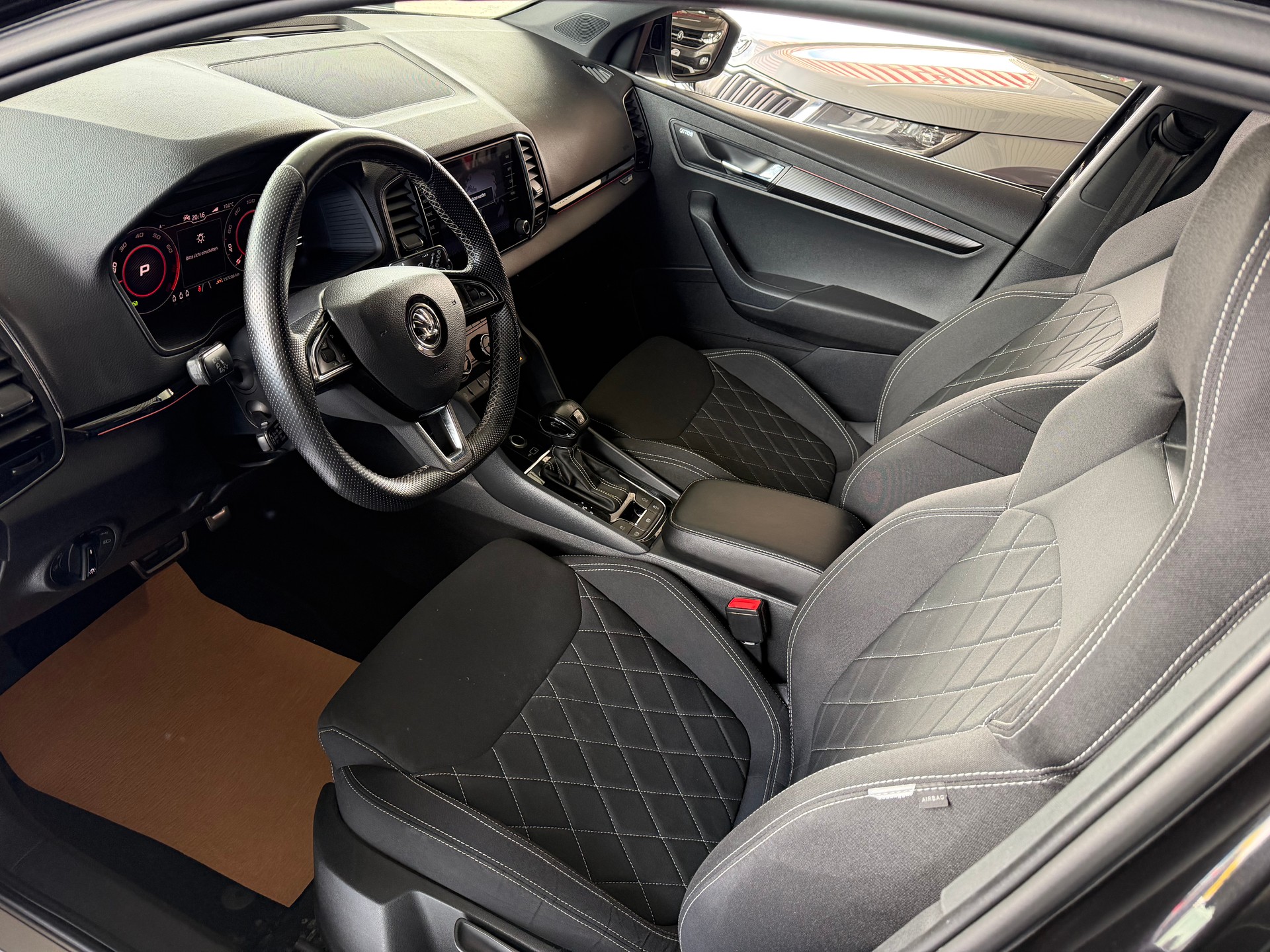 SKODA Karoq 2.0 TSI SportLine 4x4 DSG-image-6