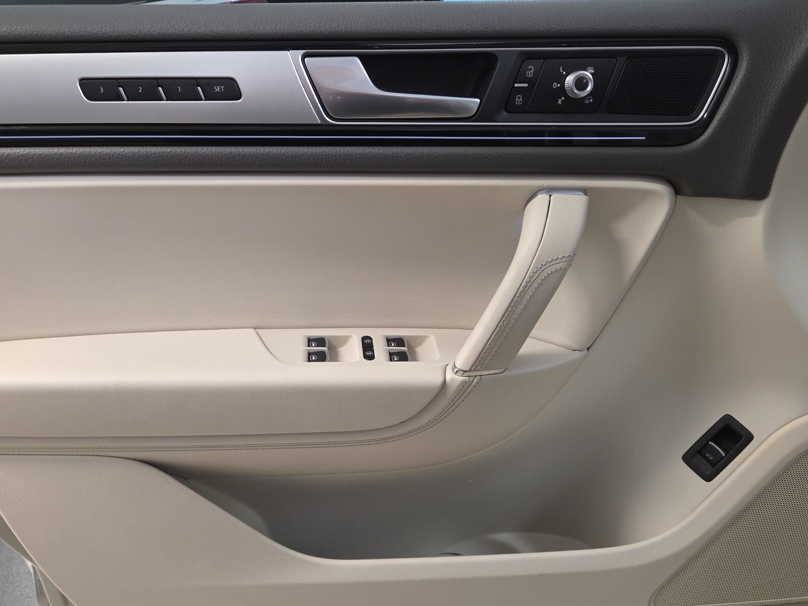 VW Touareg 3.0 TDI BMT-image-7