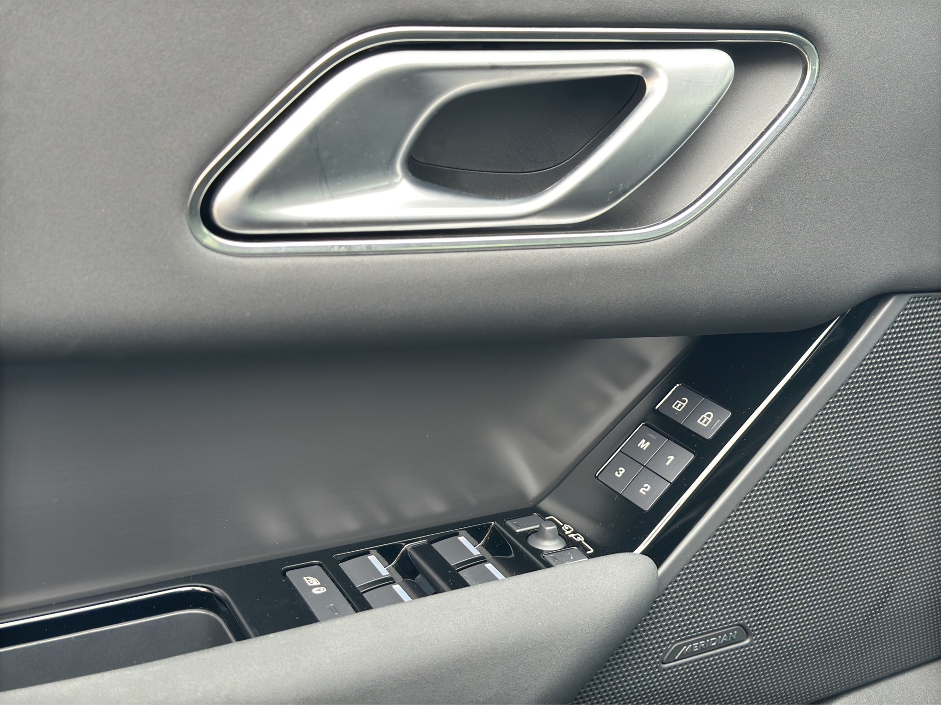 LAND ROVER Range Rover Velar D 200 Black Automatic-image-8