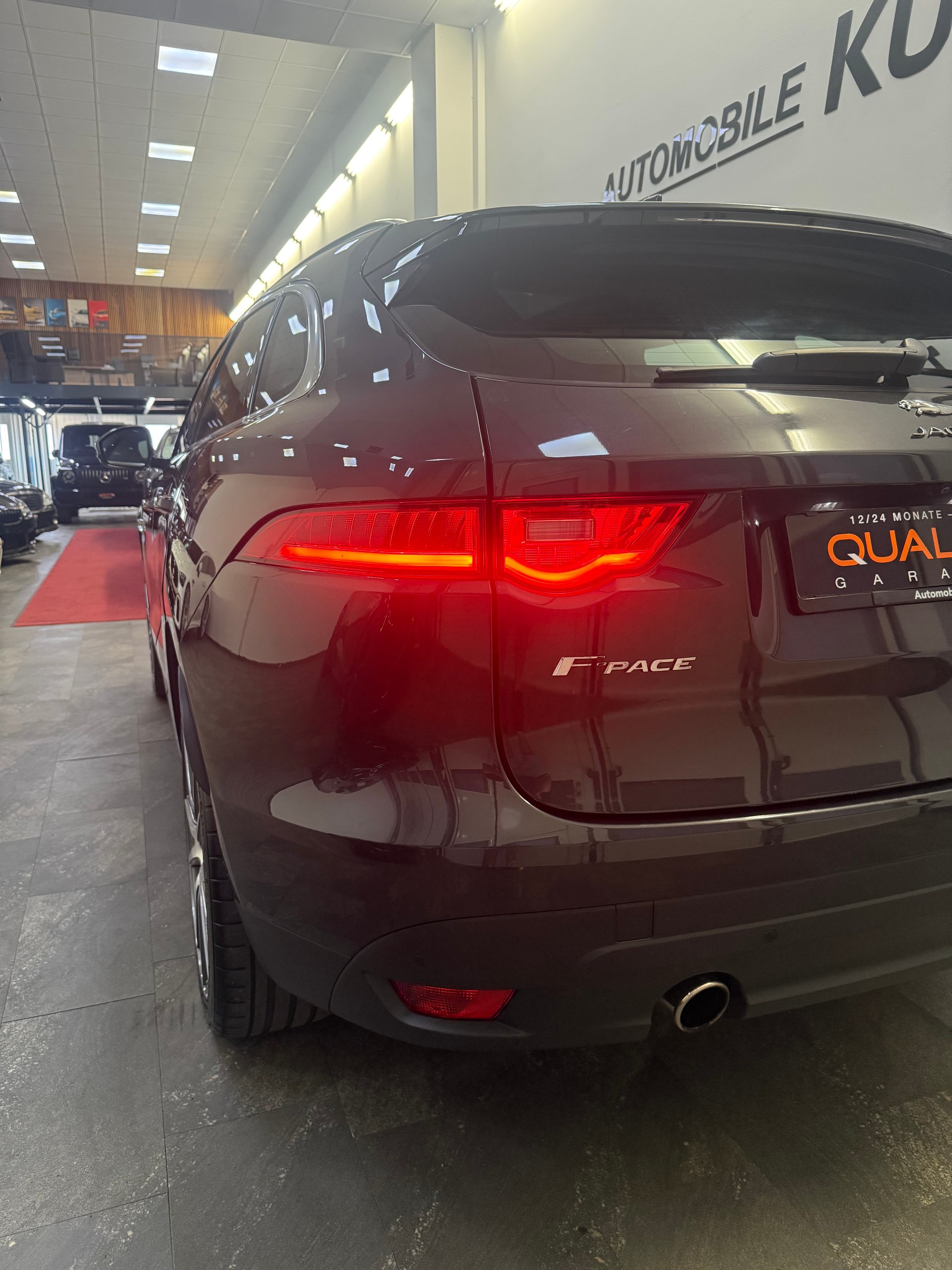 JAGUAR F-Pace 3.0 V6 Pure AWD Automatik-image-4