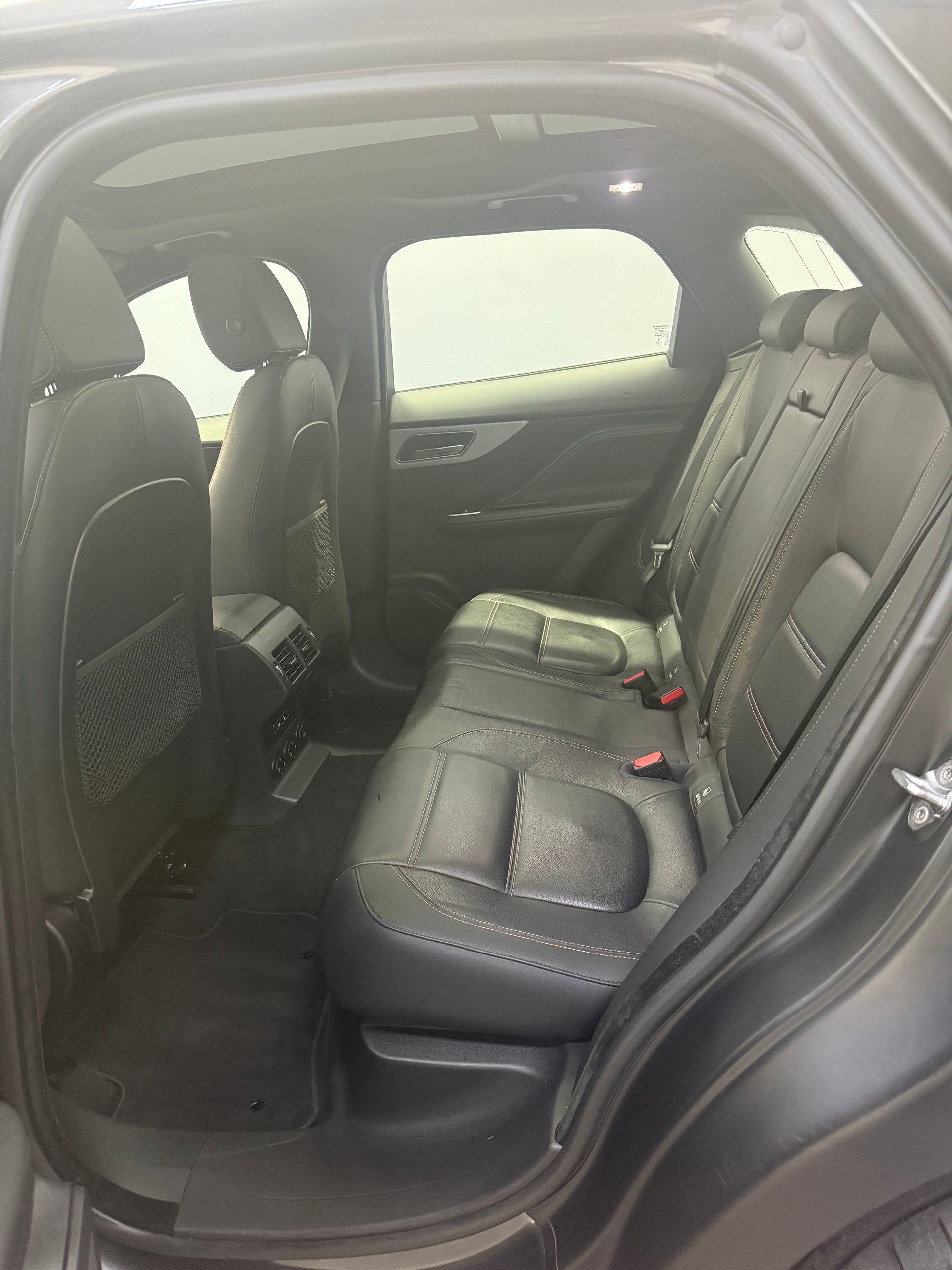 JAGUAR F-Pace 3.0 V6 Pure AWD Automatik-image-15