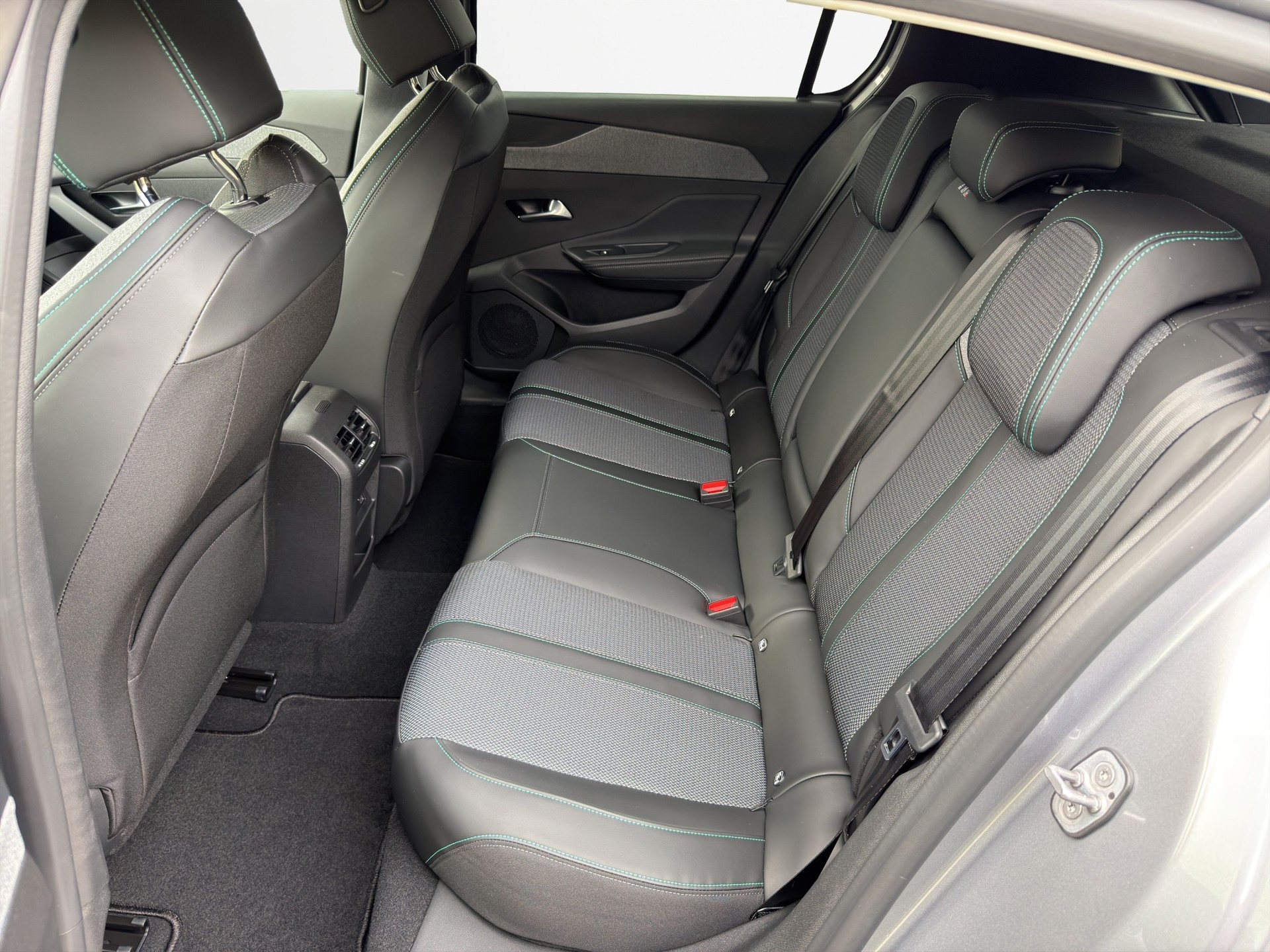 PEUGEOT 308 SW 1.2 Pure Tech Allure EAT8-image-8
