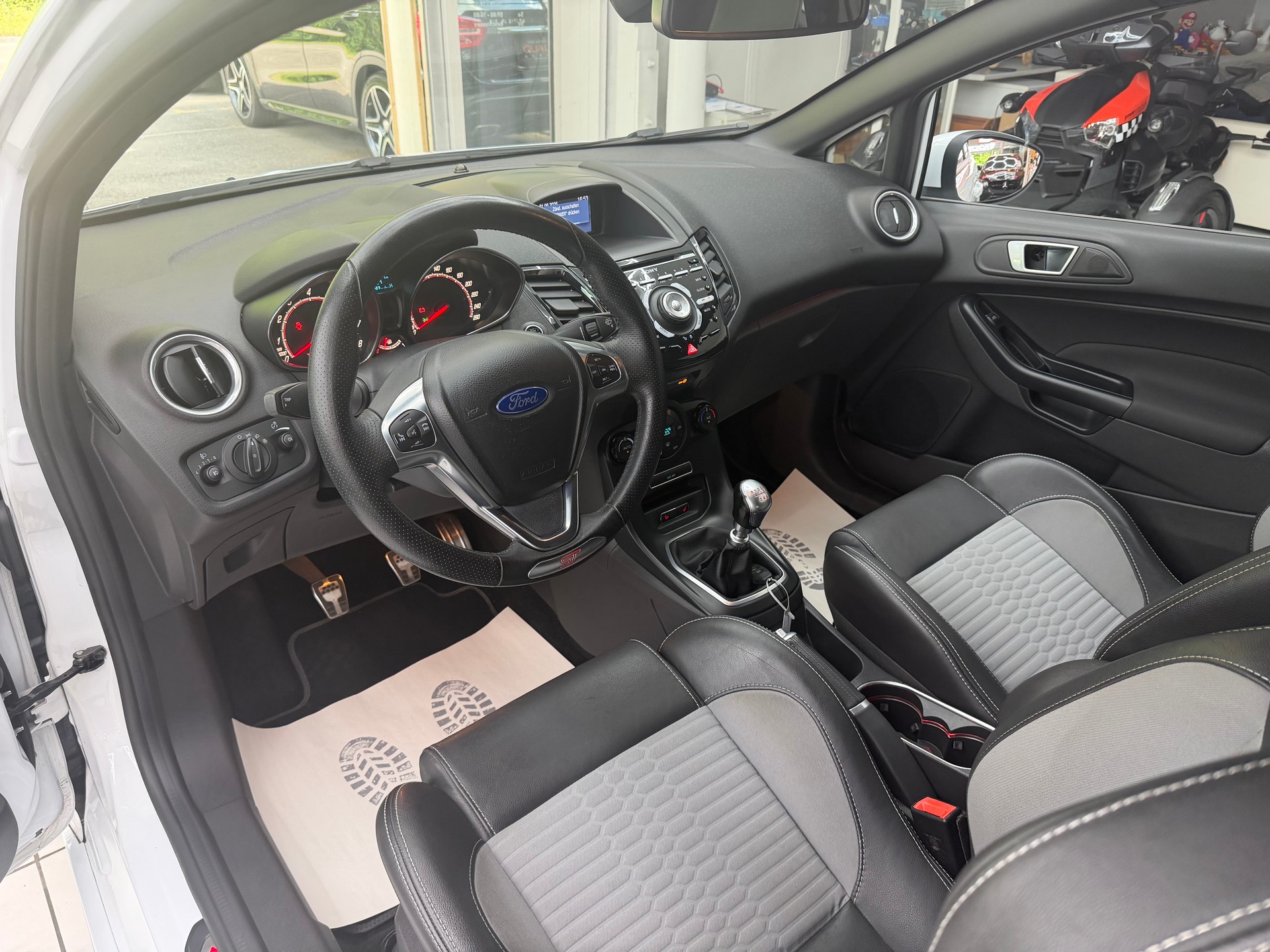 FORD Fiesta 1.6 EcoB ST-2-image-11