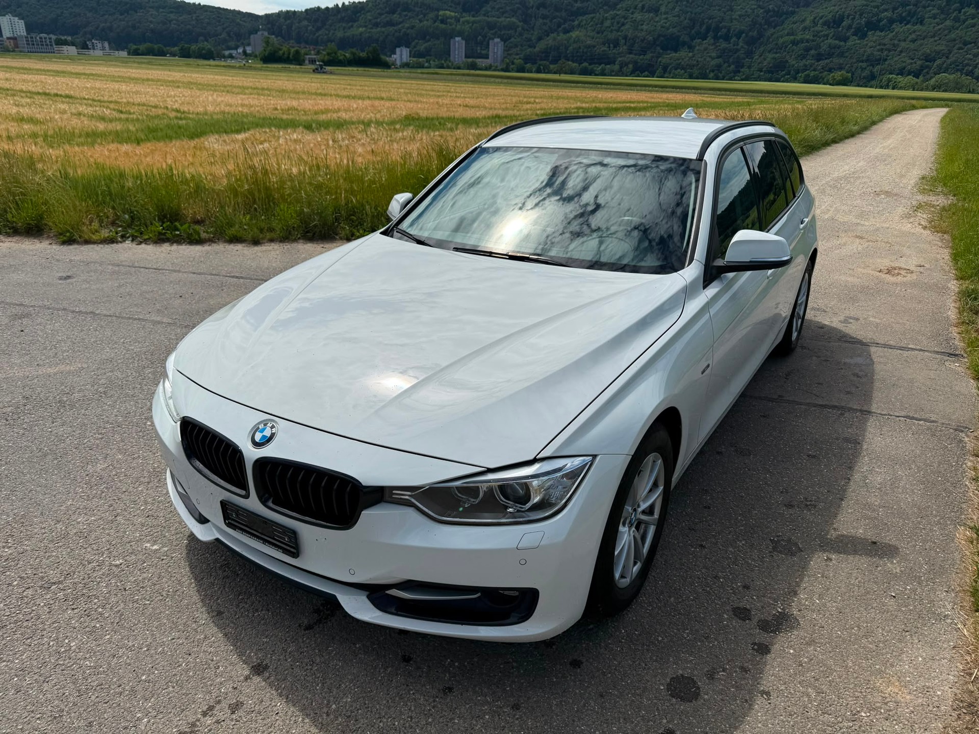 BMW 318d Touring-image-0
