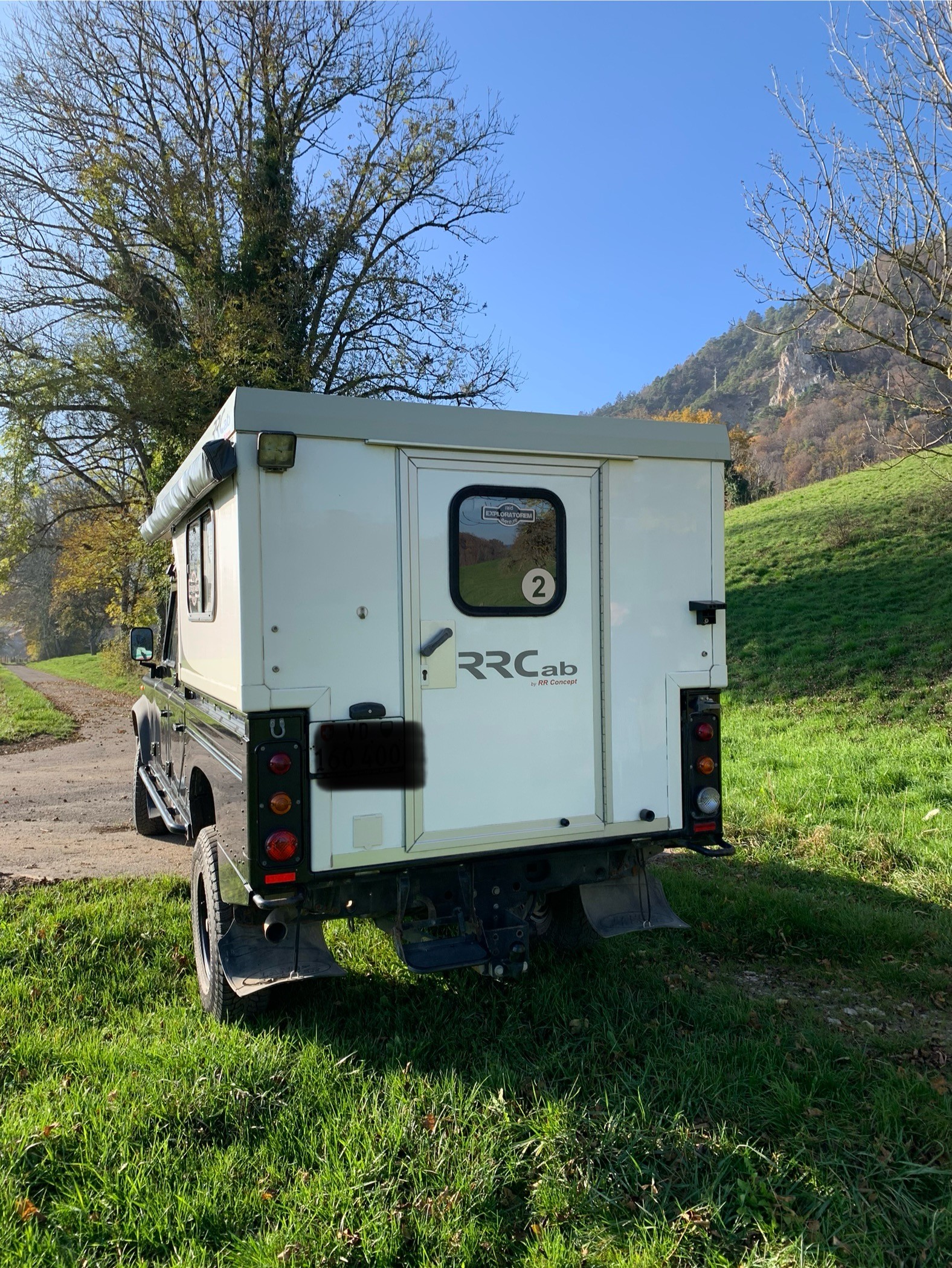 LAND ROVER Defender 130 2.2 TD4 DC High Capacity Pick Up-image-2