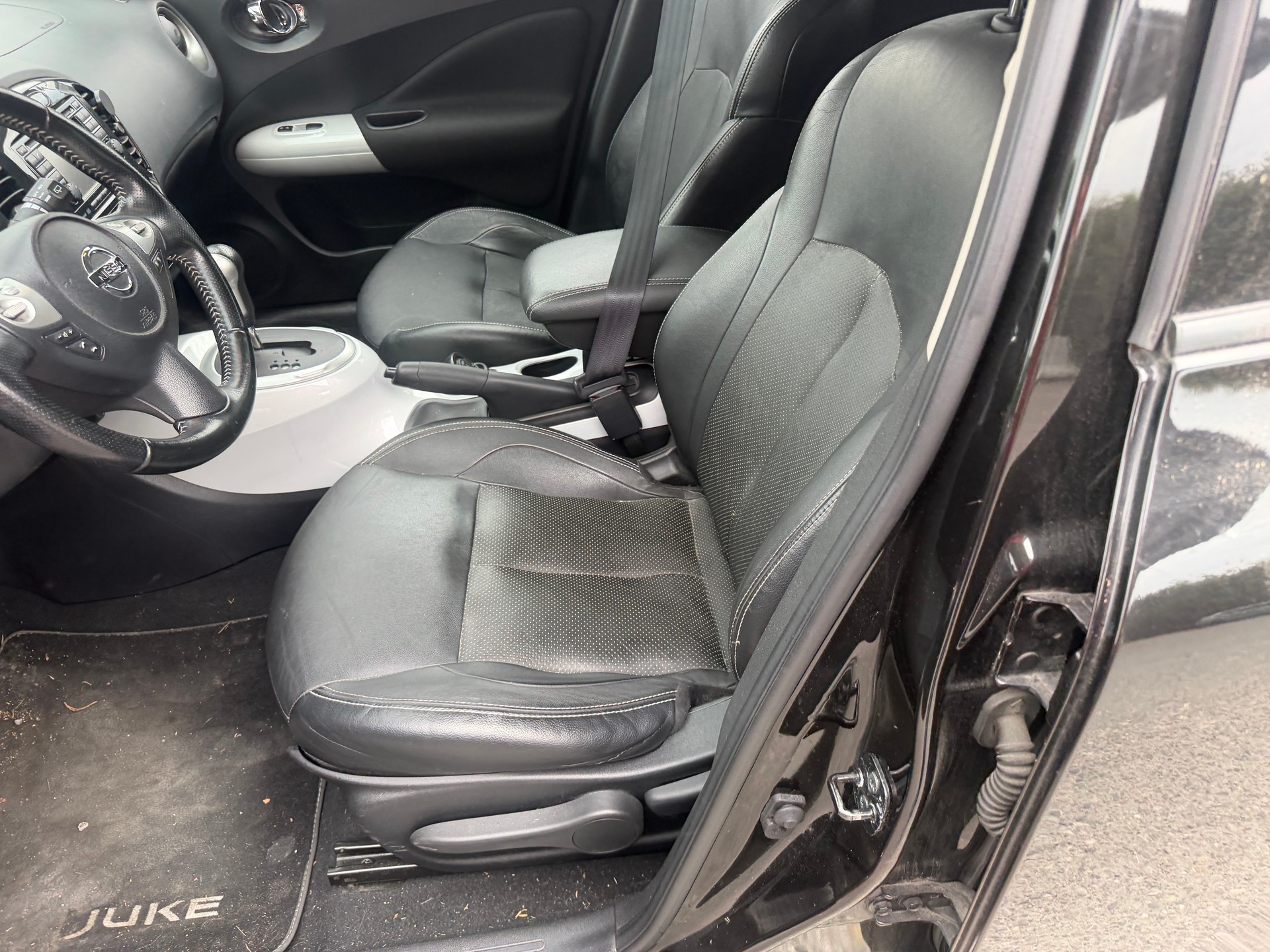 NISSAN Juke 1.6 DIG-T tekna 4x4 Xtronic M-CVT-image-4