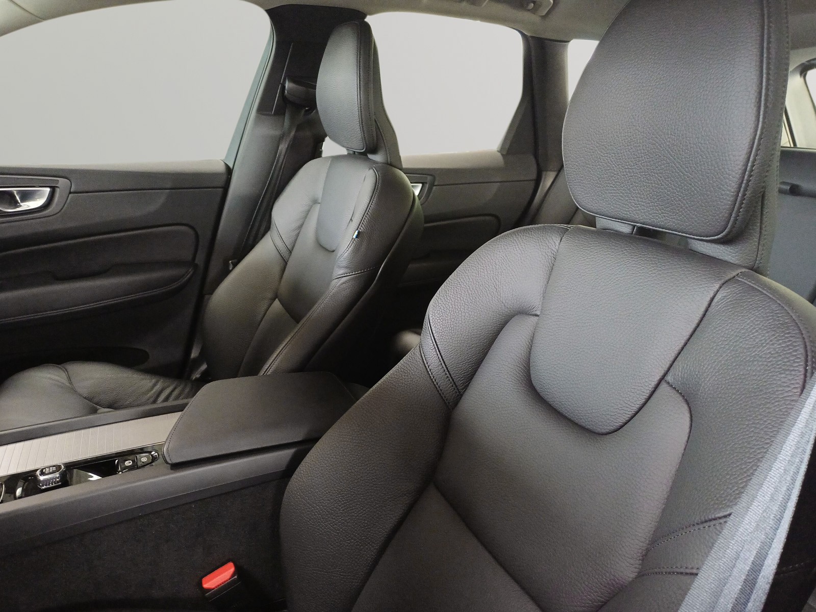 VOLVO XC60 2.0 B4 MH Core AWD-image-6