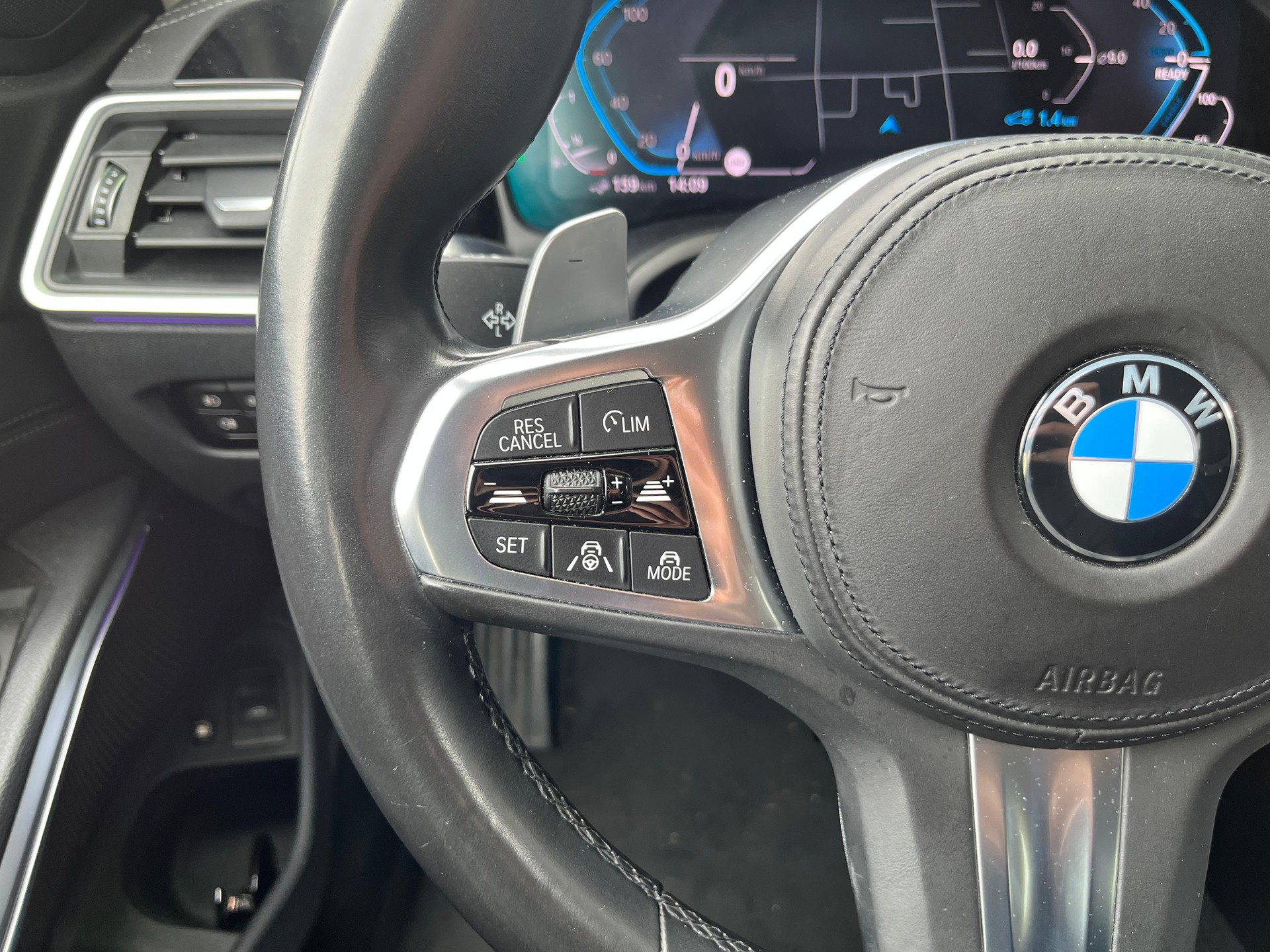 BMW 330e Steptronic Luxury Line-image-16